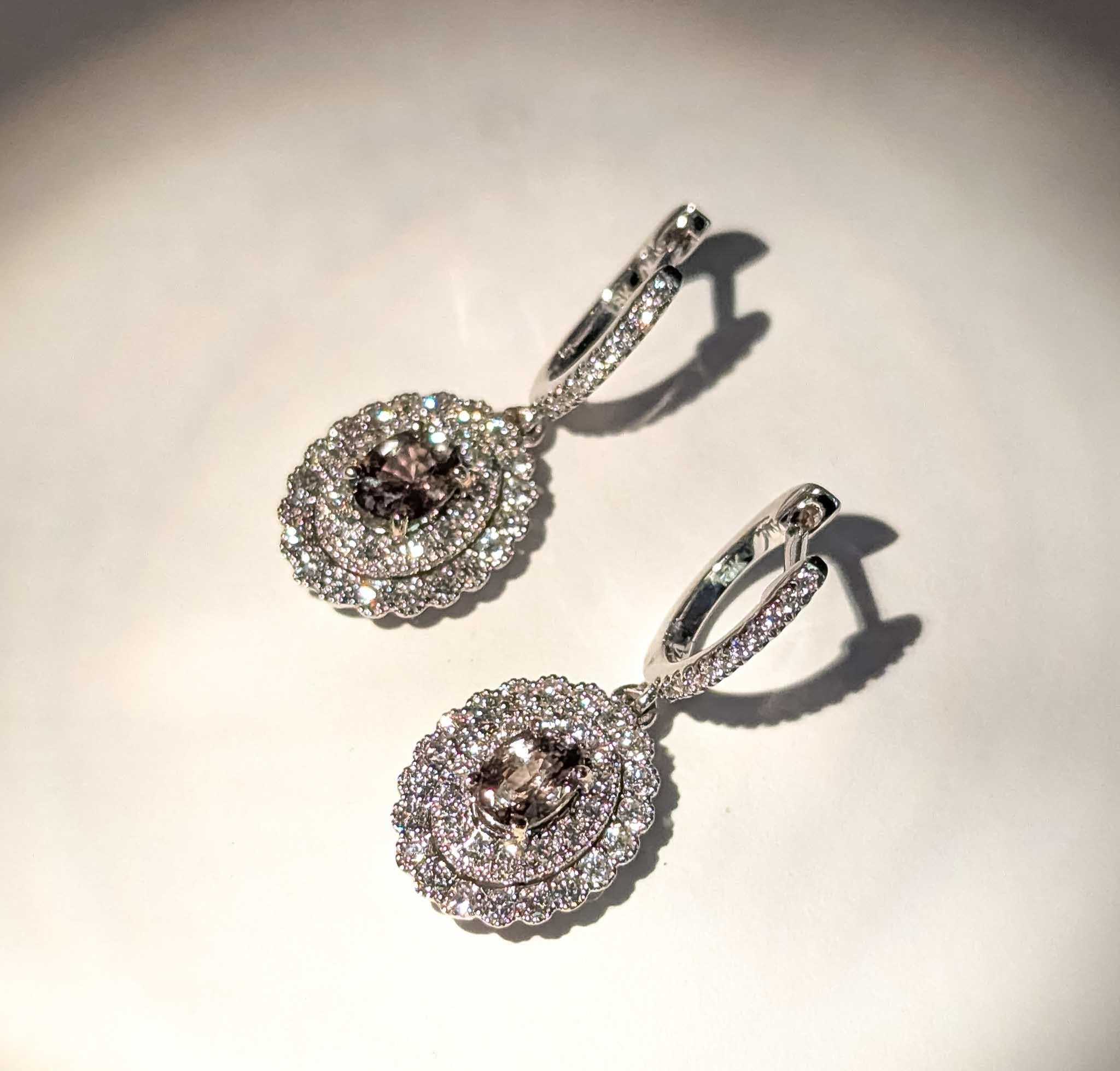 Boucles d'oreilles en or blanc 14k Alexandrite et diamant

Whiting, ces boucles d'oreilles exquises en alexandrite, magistralement travaillées en or blanc 14k. Les boucles d'oreilles présentent une combinaison étonnante de 0,51 carats de diamants et