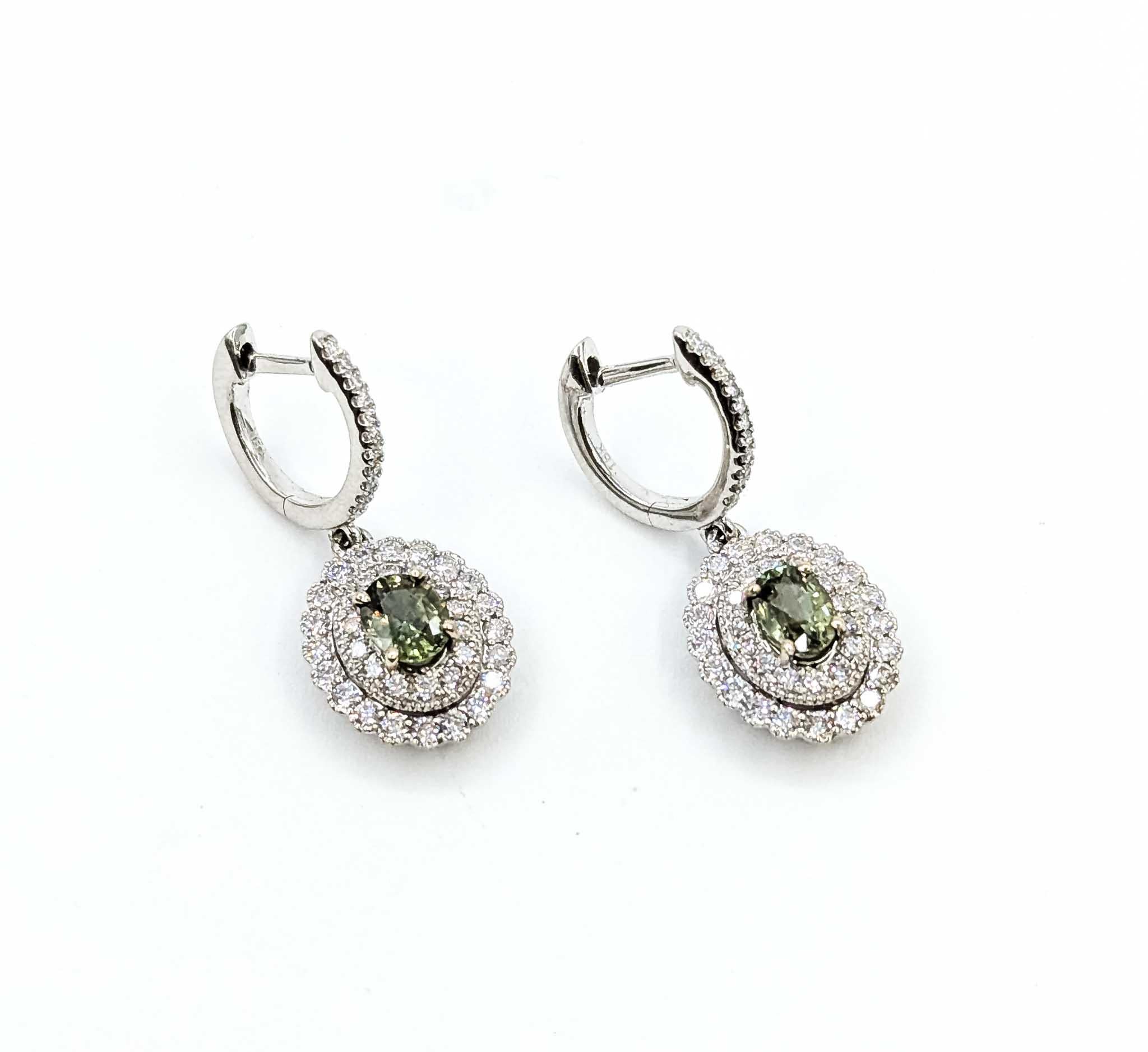 Taille ronde Boucles d'oreilles en or blanc 14k Alexandrite et diamant en vente