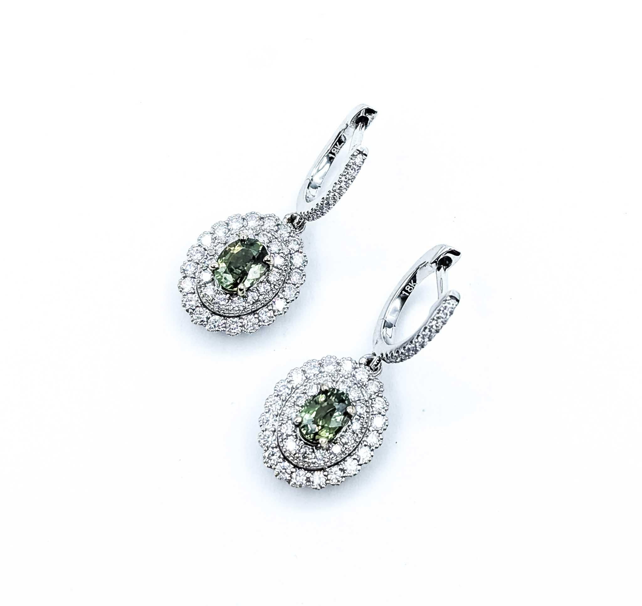 Boucles d'oreilles en or blanc 14k Alexandrite et diamant Excellent état - En vente à Bloomington, MN