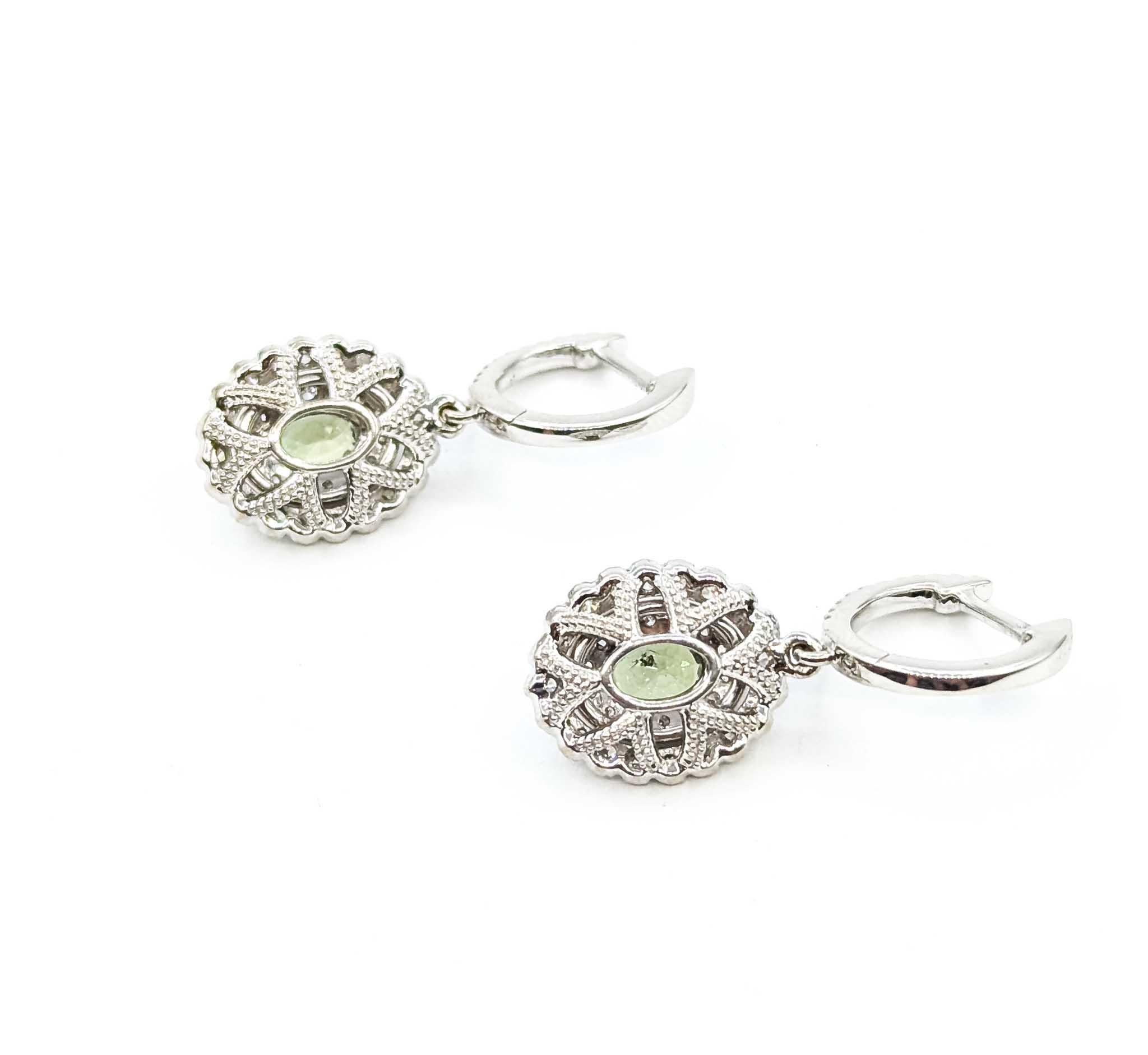 Boucles d'oreilles en or blanc 14k Alexandrite et diamant en vente 3