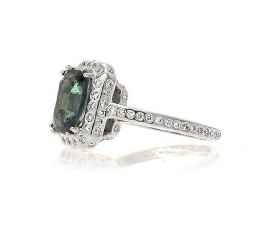 ALEXANDRIT UND DIAMANT
RING
Alexandrit ist ein einzigartiger Edelstein, der einen seltenen Farbwechsel von
rötlich-violett bis bläulich-grün. Diese in größeren Größen schwer zu beschaffenden
einzigartige Steine sind ein Beweis für die Magie der