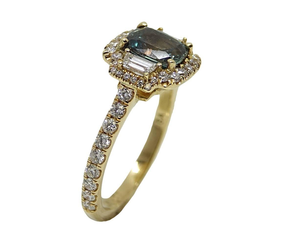 Alexandrite and Diamond Yellow Gold Ring In New Condition For Sale In Naples, FL