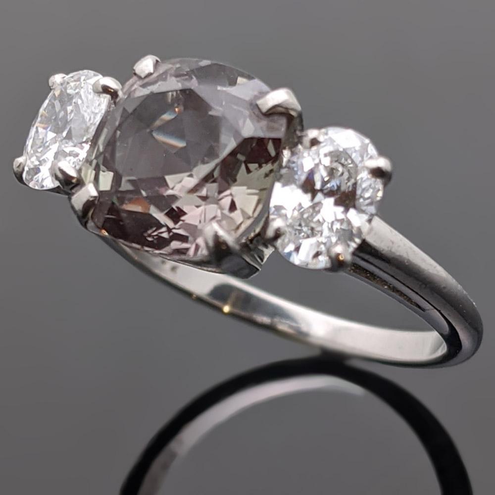 Der Mittelstein ist ein Alexandrit im Kissenschliff mit einem geschätzten Gewicht von 2,12 ct. mit geschätzten 1,88 cttw seitlichen Diamanten. Das geschätzte Gewicht beträgt 4,5 g.

Wir übernehmen die Größe für Sie.

