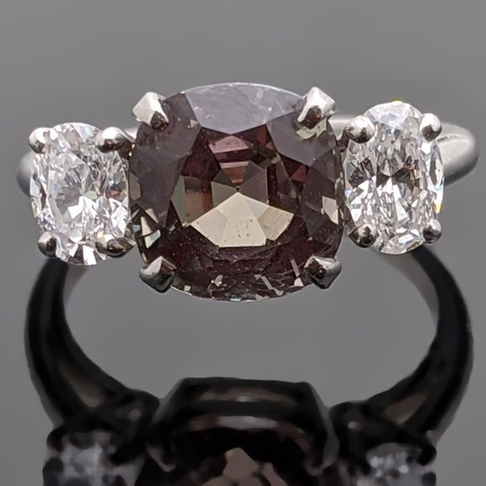 Alexandrit und Diamanten Ring in Platin (Kissenschliff)