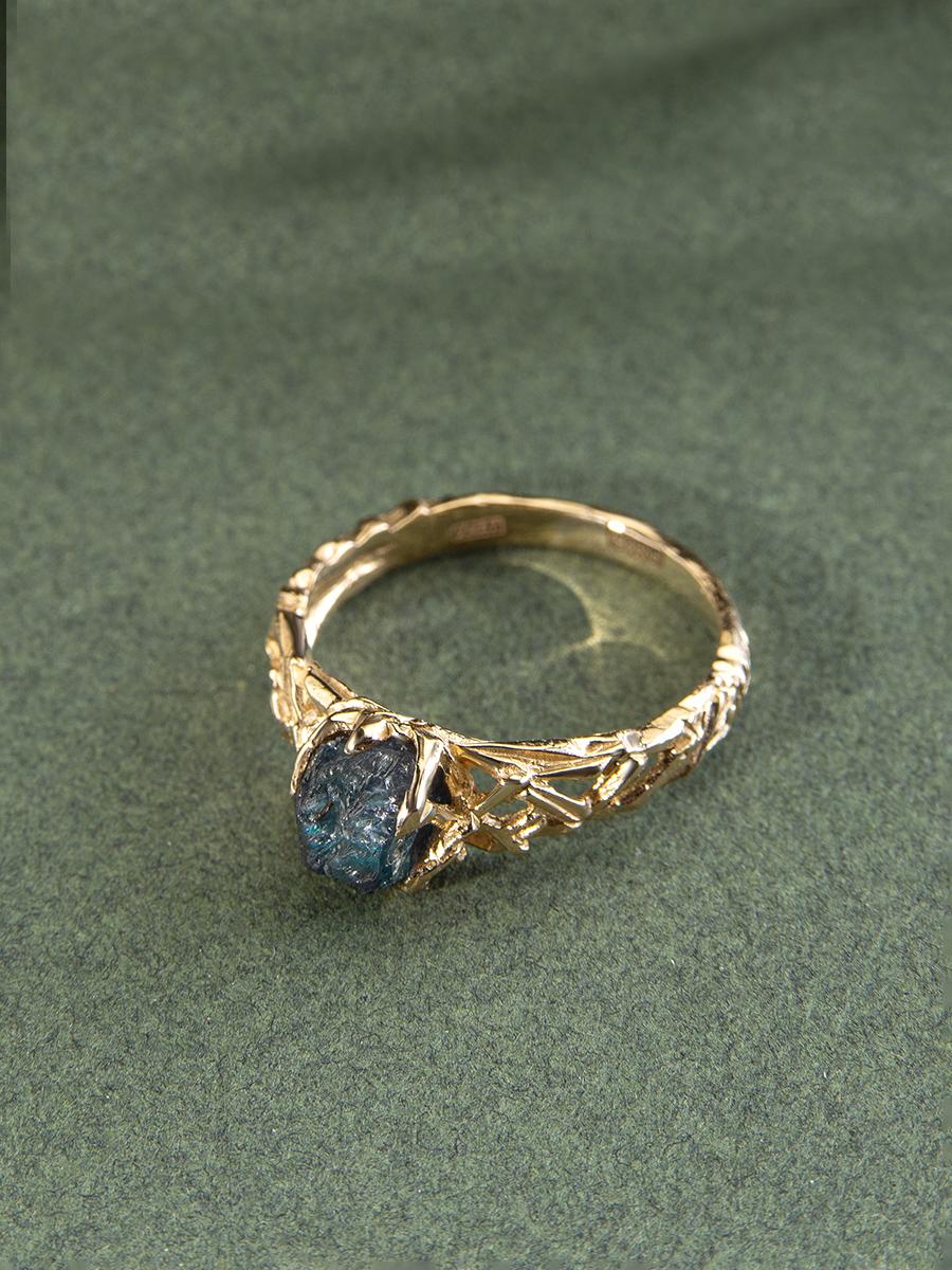 Alexandrite Crystal Gold Ring Raw Color change Engagement ring In New Condition In Berlin, DE