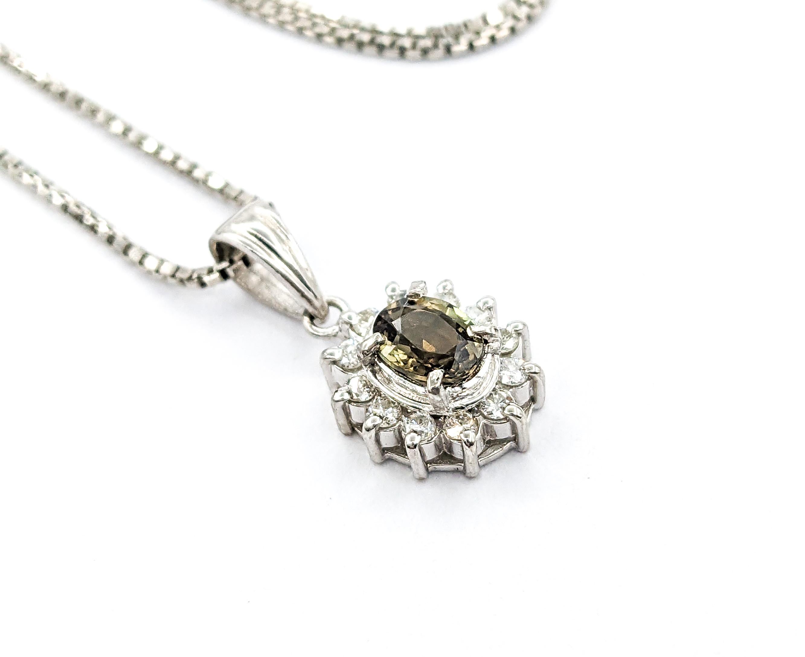 Ciondolo aureola con alessandrite e diamanti in platino

Ti presentiamo questo bellissimo ciondolo, realizzato in platino 850pt, con un'affascinante alessandrite da 0,46ct con cambio di colore. Inoltre, questo pendente è abbinato a 0,18 carati di