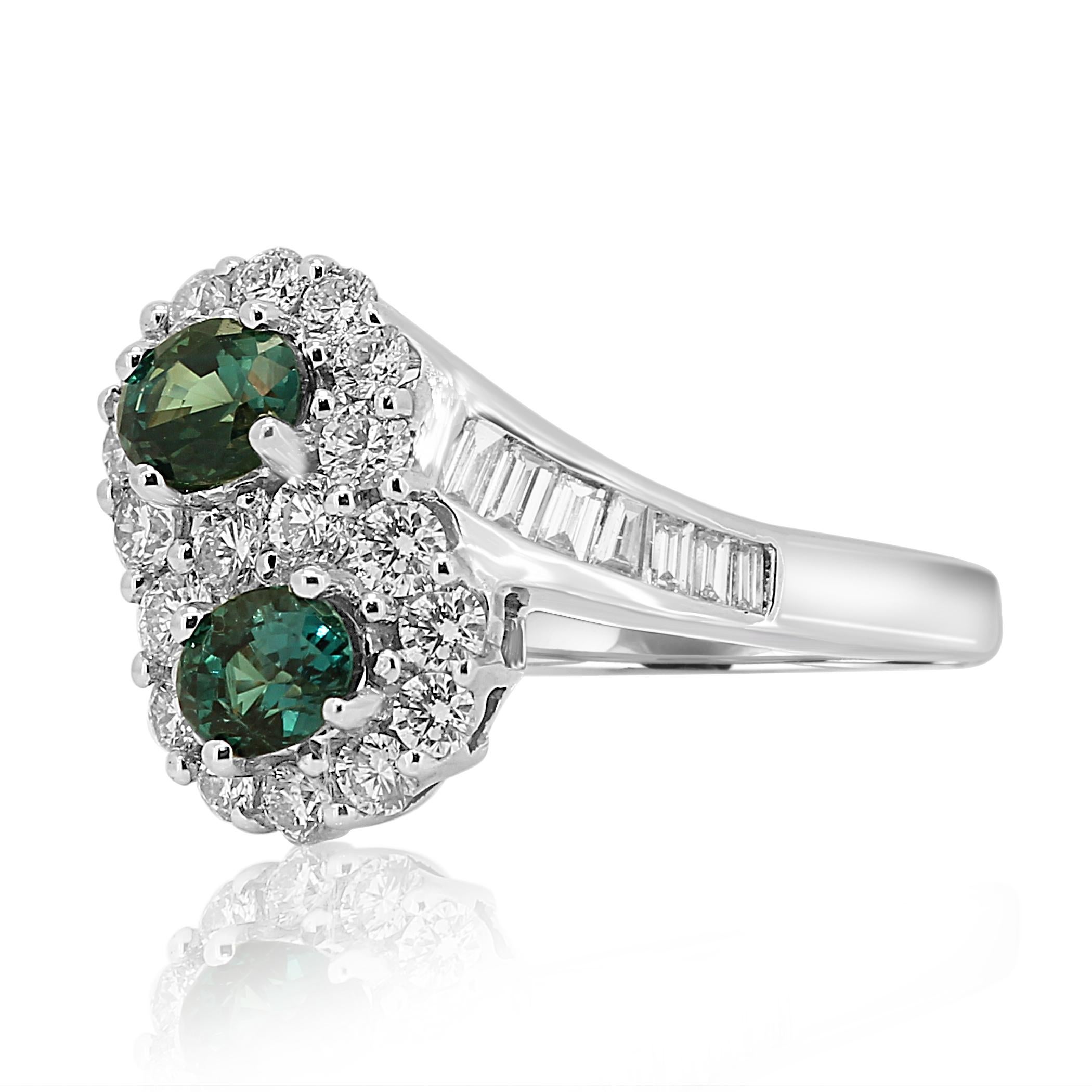 Taille ovale Alexandrite Diamond Halo Round Baguette White Gold Engagement Toi et Moi Ring en vente