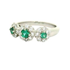 Anillo de platino con diamantes y alejandrita en estilo halo