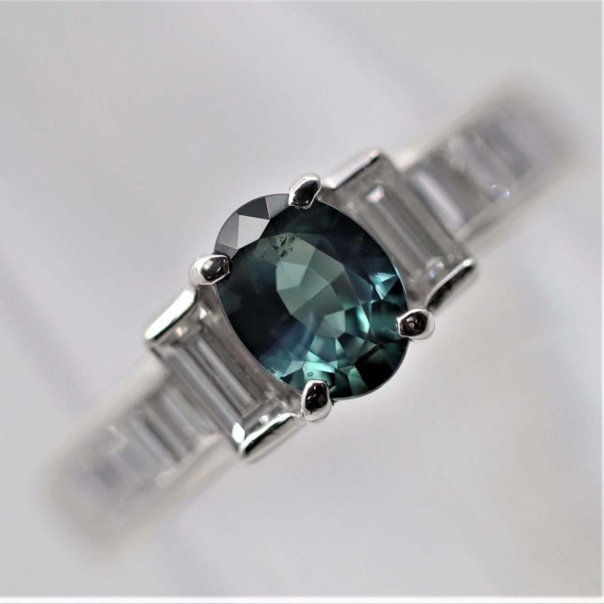 Ein feiner Alexandrit mit exzellentem Farbwechsel und einem Gewicht von 0,79 Karat steht im Mittelpunkt dieses aus Platin gefertigten Rings. Er wechselt von einer grün-blauen Farbe zu einem warmen rosa-violetten Farbton, ein vollständiger