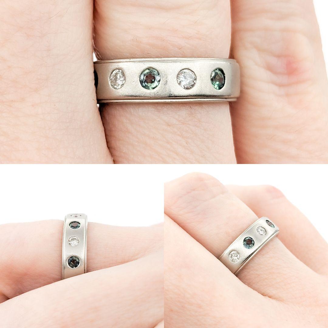Alexandrit & Diamant Ring in 900pt Platin

Dieser wunderschöne Ring ist aus 900pt Platin gefertigt und mit 0,14ctw Diamanten besetzt. Die funkelnden Diamanten werden durch einen 0,22 ct schweren Alexandriten ergänzt. Die Farbe des natürlichen