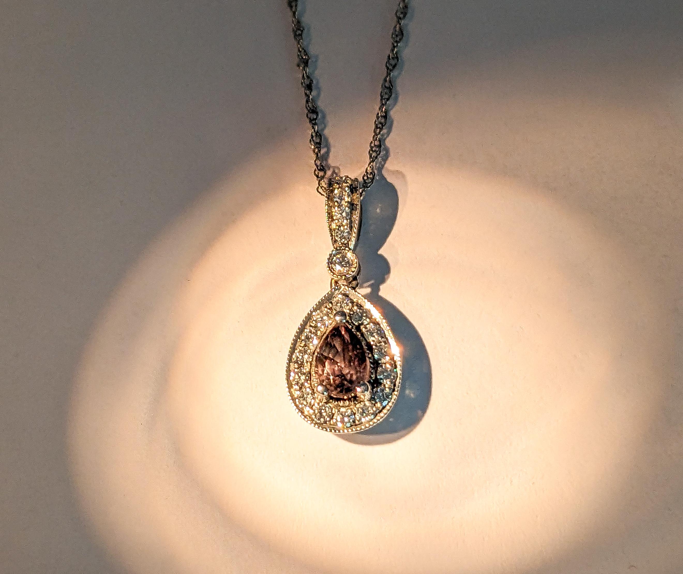 Ciondolo con alessandrite e diamanti in oro bianco

Ti presentiamo questo bellissimo ciondolo, realizzato in oro bianco 14kw. Questo ciondolo a goccia presenta .66ct di alessandrite dal colore verde al viola (certificato GIA). Oltre al centro in