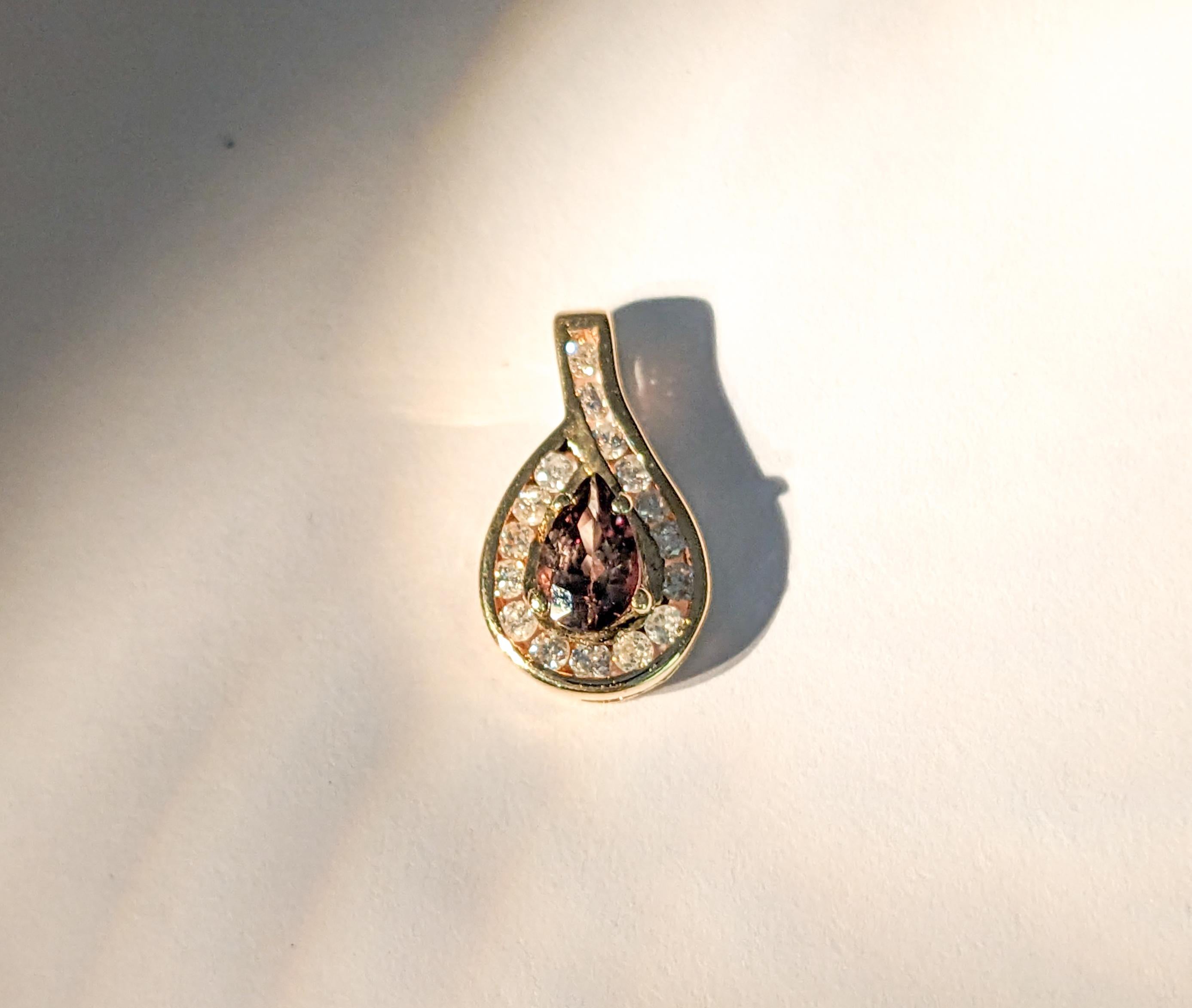 Contemporain Pendentif Alexandrite avec diamants en or jaune GIA Cert en vente