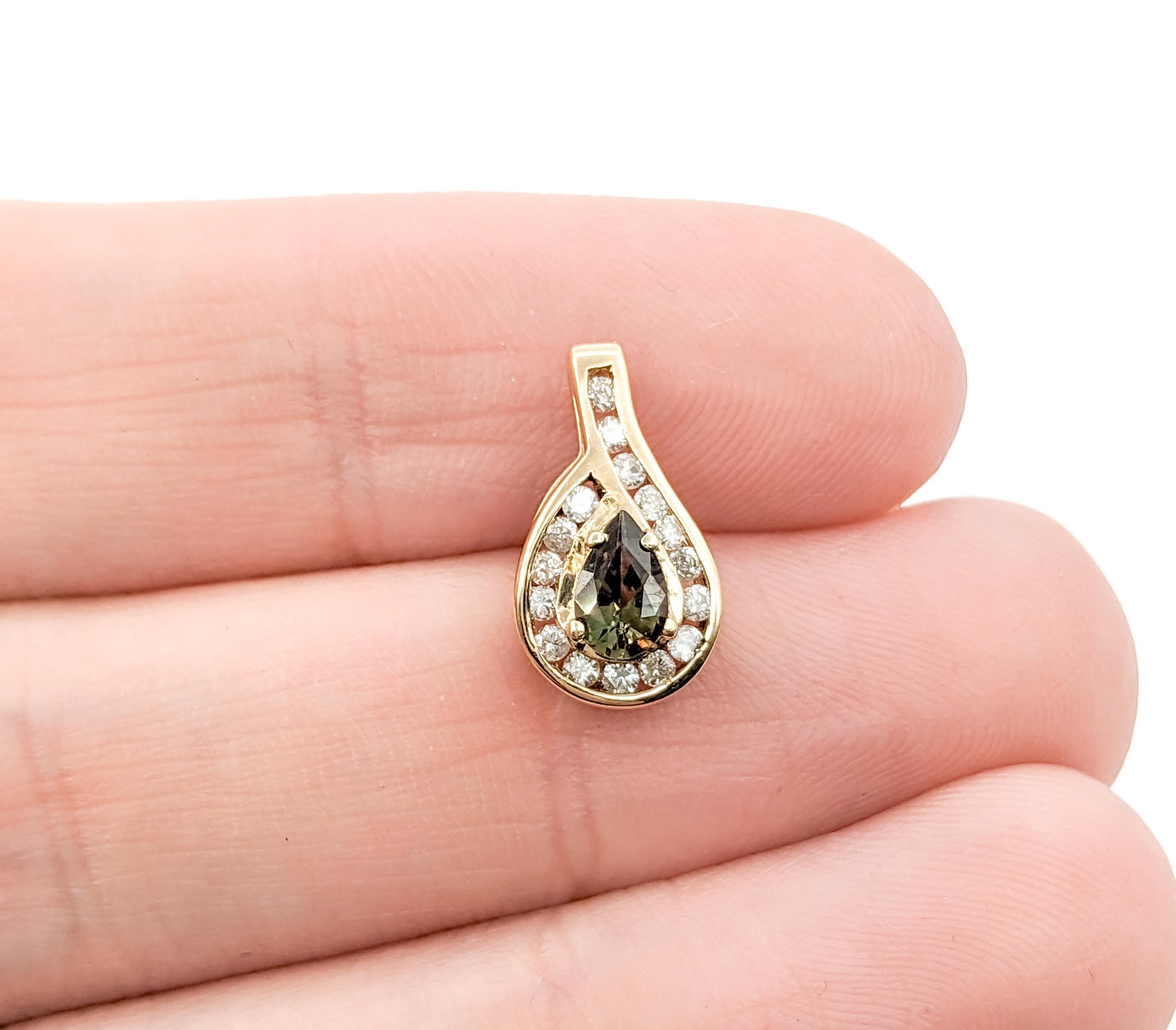 Taille poire Pendentif Alexandrite avec diamants en or jaune GIA Cert en vente
