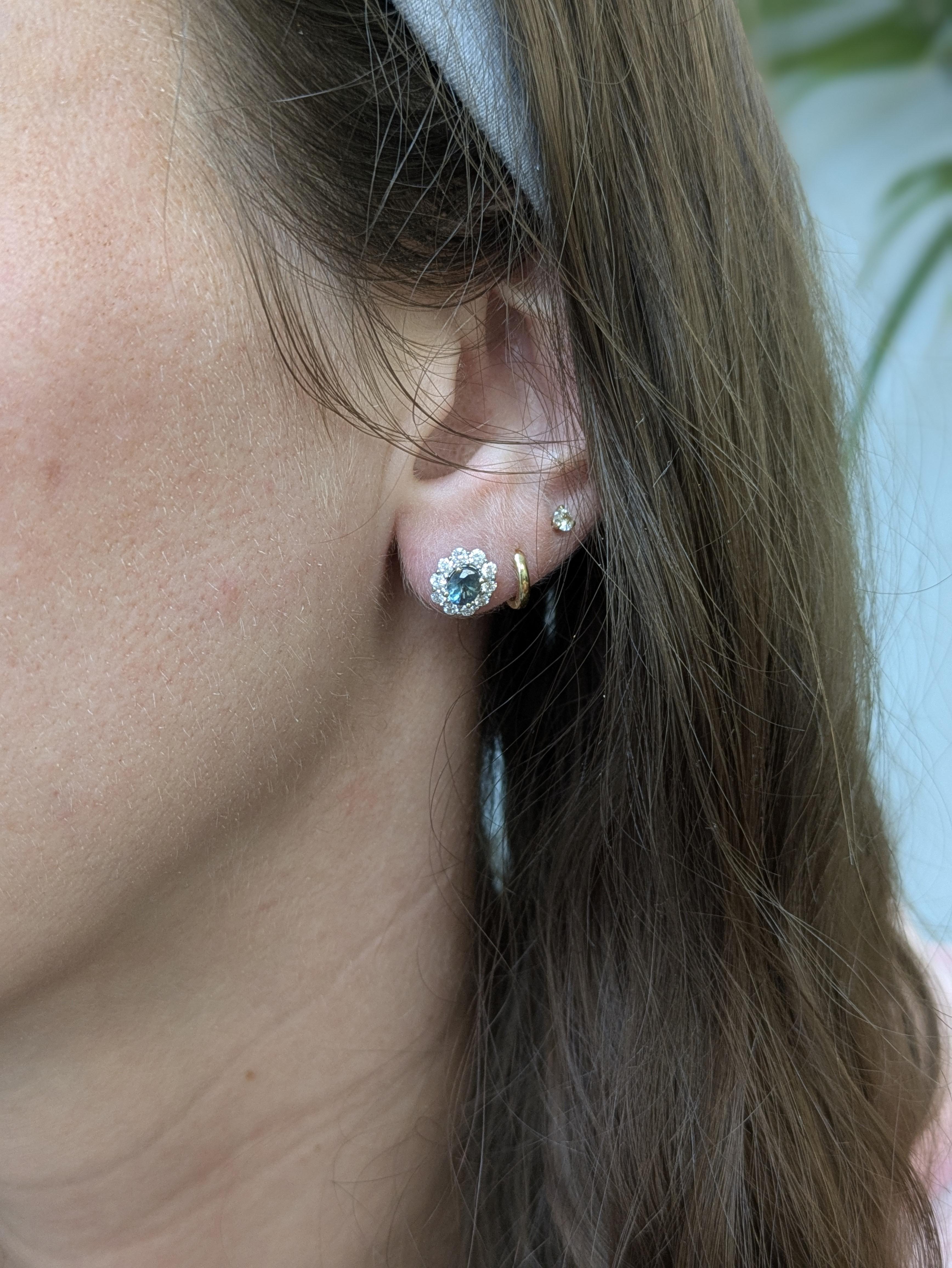 Ces boucles d'oreilles exquises présentent deux alexandrites ovales d'une valeur totale de 1,01 ct, chacune mesurant 5 x 4 mm. Provenant du Brésil, les pierres précieuses présentent un effet de changement de couleur caractéristique, passant du vert