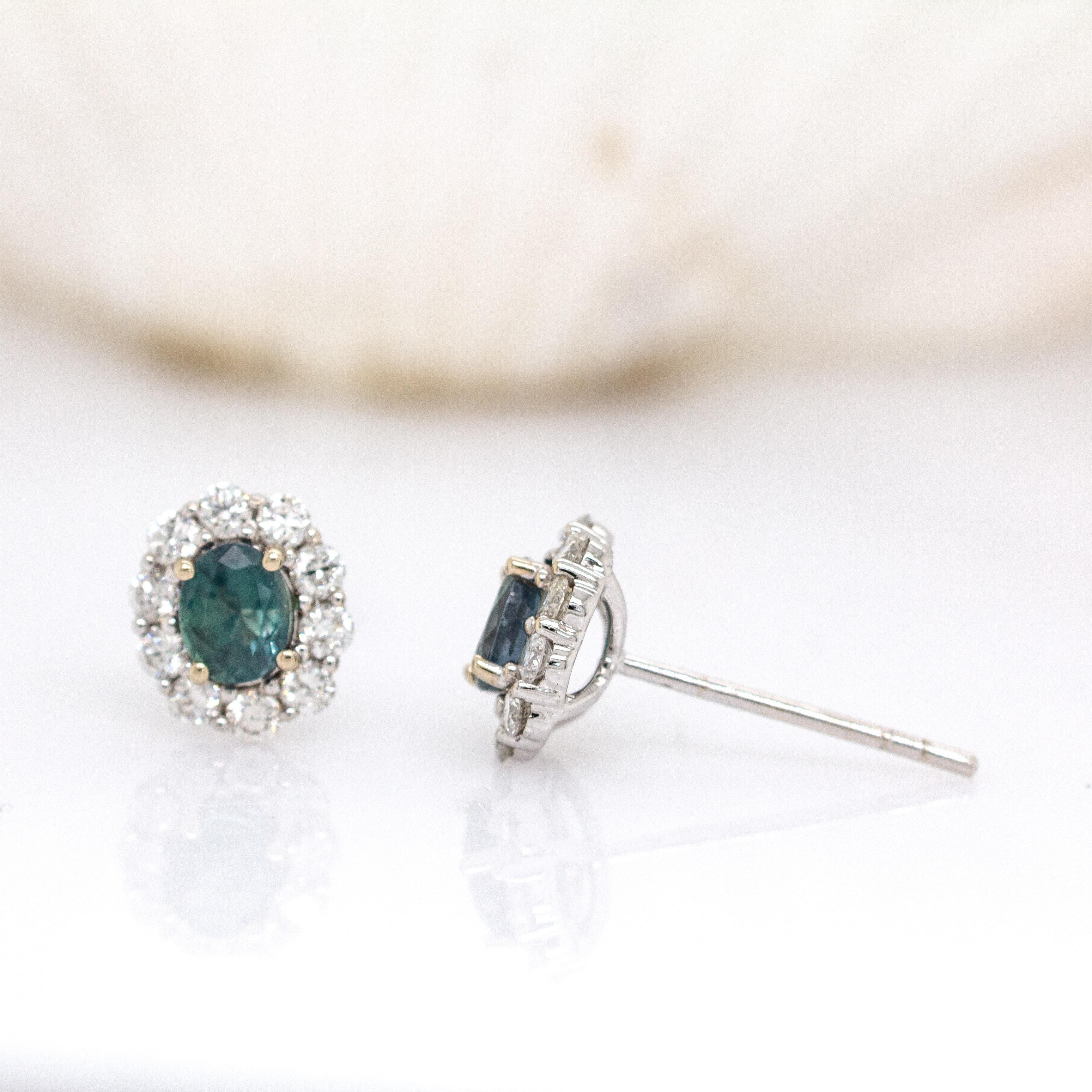 Boucles d'oreilles Alexandrite avec Halo en Diamant Naturel : Or blanc massif 14K  OV 5x4mm en vente 1