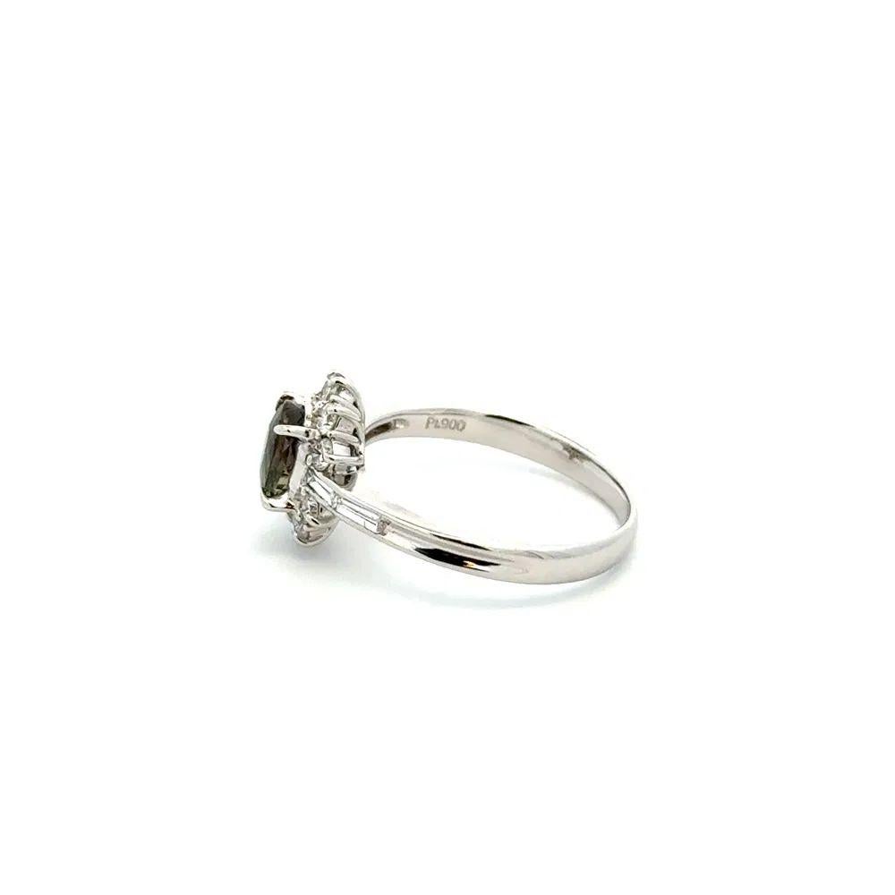 Alexandrite GIA and Diamond Platinum Solitaire Ring Estate Fine Jewelry In Excellent Condition For Sale In Montreal, QC