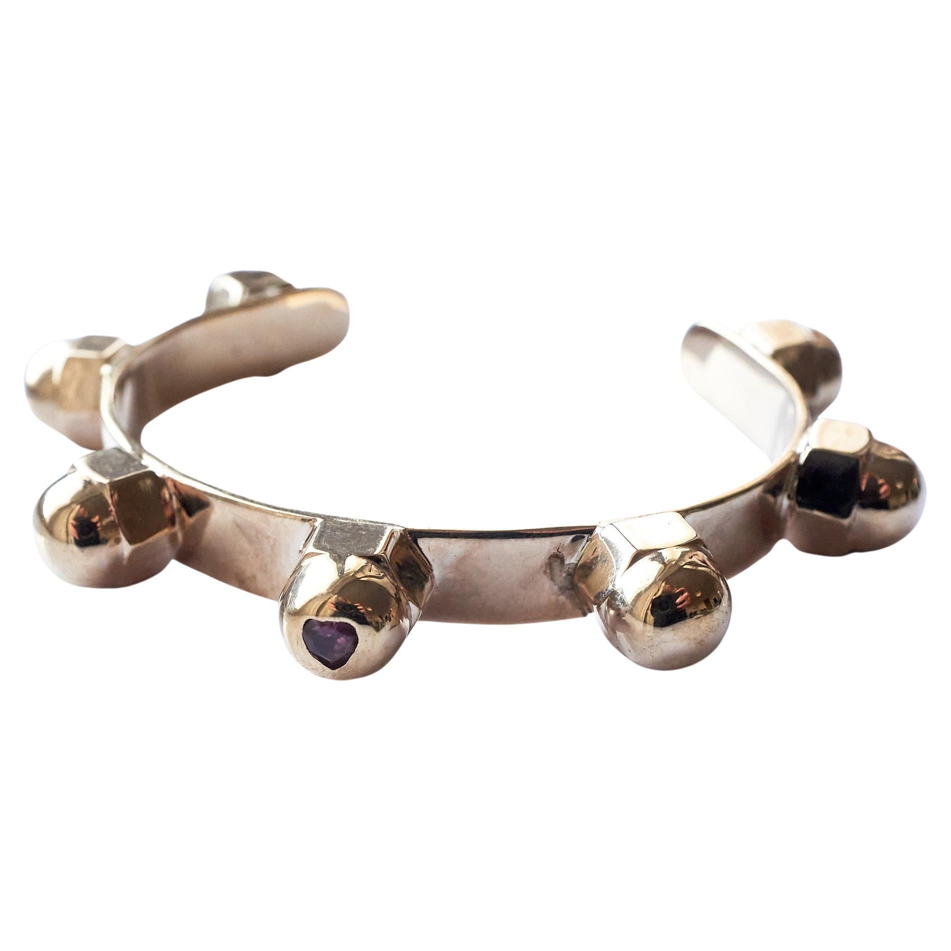 Taille cœur Bracelet manchette en forme de cœur en alexandrite avec clous en bronze J Dauphin en vente