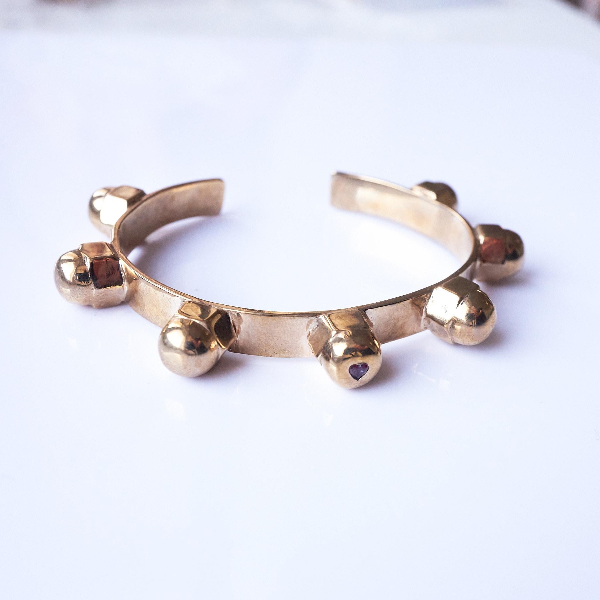 Bracelet manchette en forme de cœur en alexandrite avec clous en bronze J Dauphin en vente 1