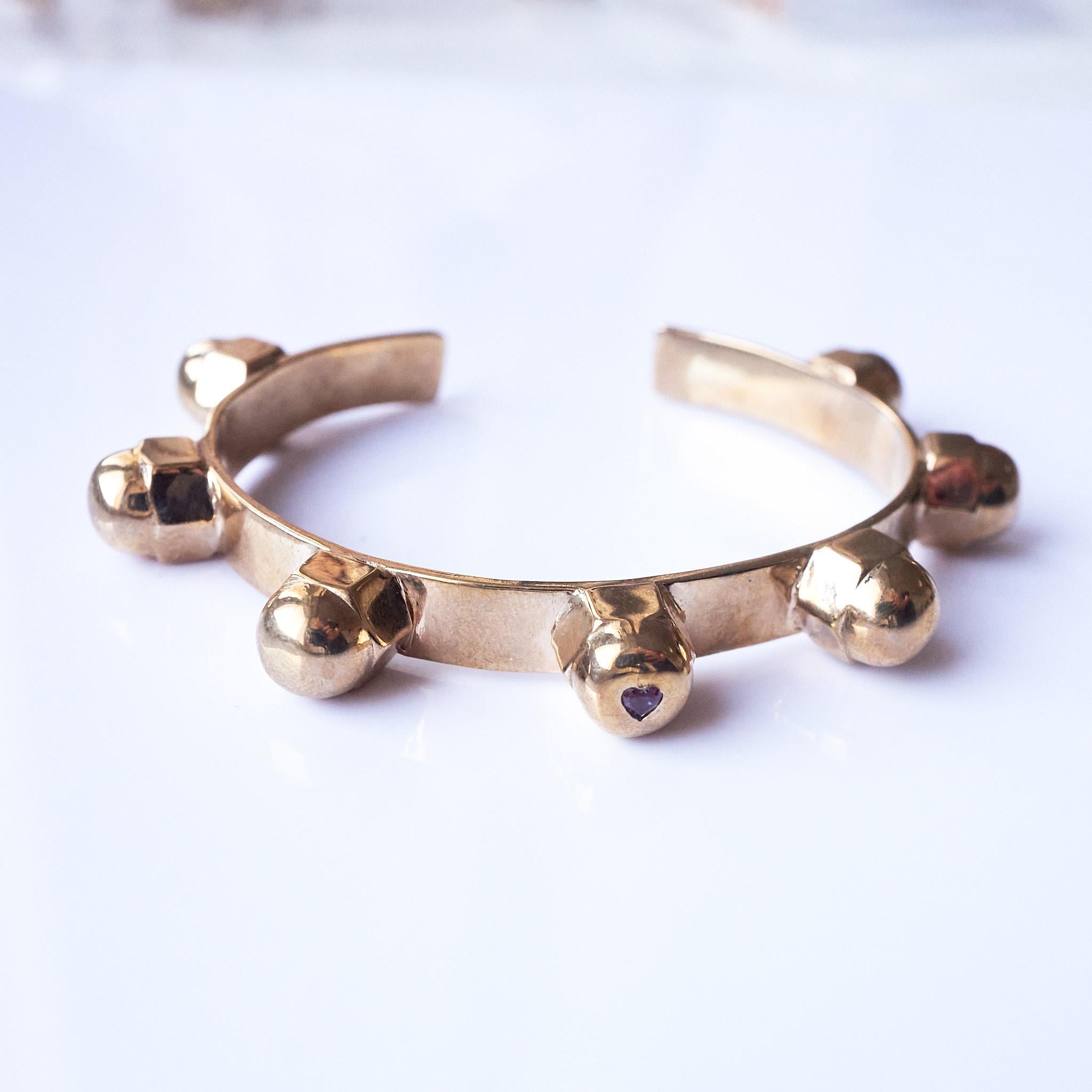 Bracelet manchette en forme de cœur en alexandrite avec clous en bronze J Dauphin en vente 2