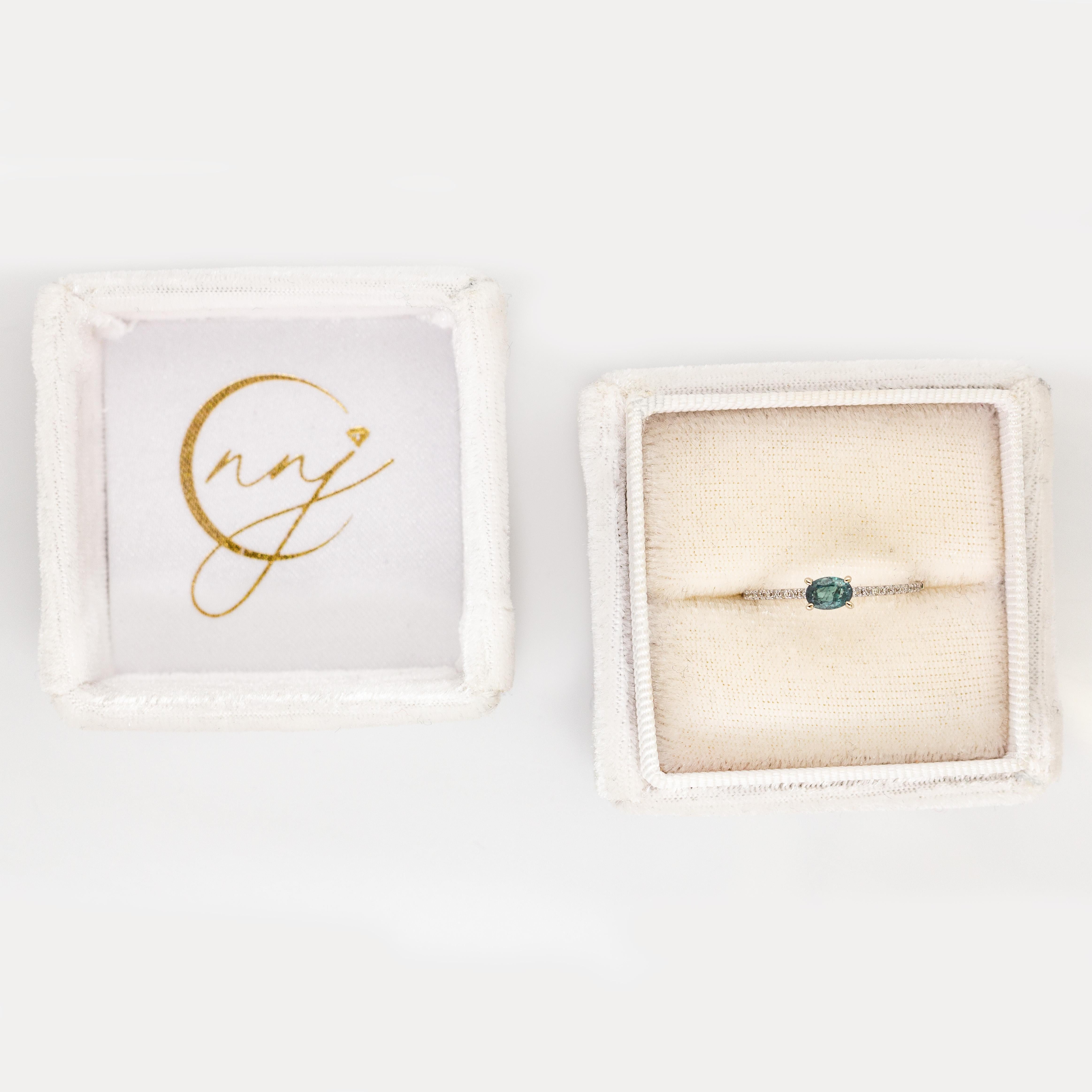 Moderno Anello con alessandrite e diamanti naturali: Oro bianco massiccio 14k, ovale 5x4 mm in vendita