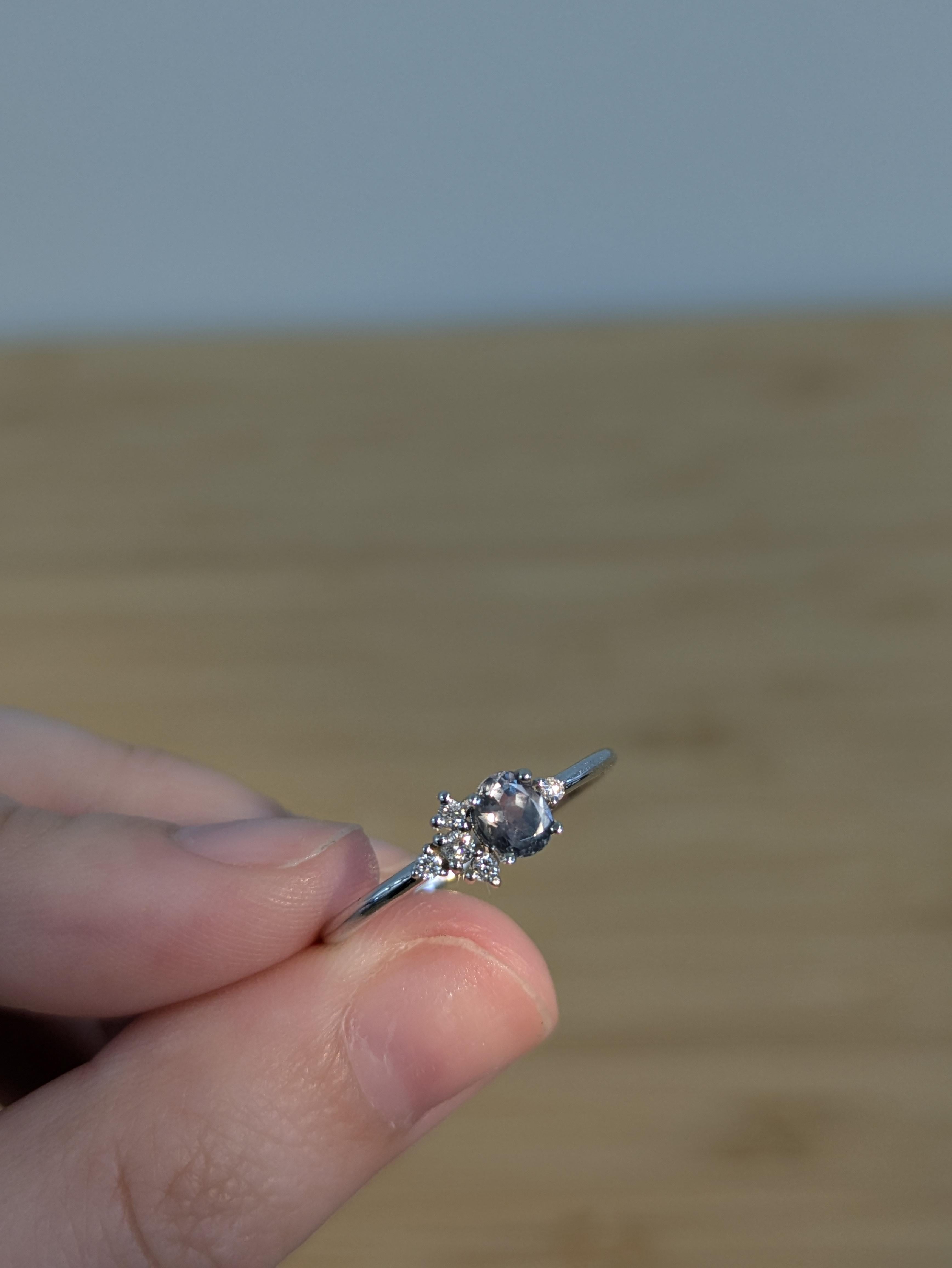 Contemporaneo Anello con alessandrite e diamanti naturali: Oro bianco massiccio 14k, rotondo 4 mm in vendita