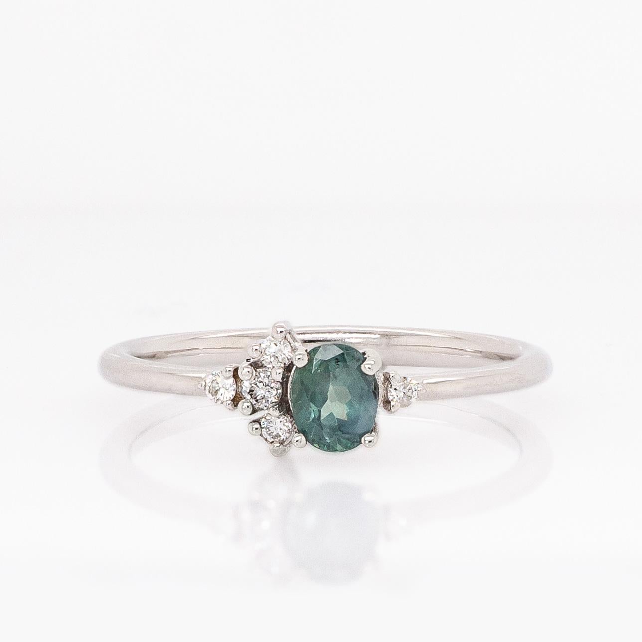 Taglio ovale Anello con alessandrite e diamanti naturali: Oro bianco massiccio 14k, rotondo 4 mm in vendita