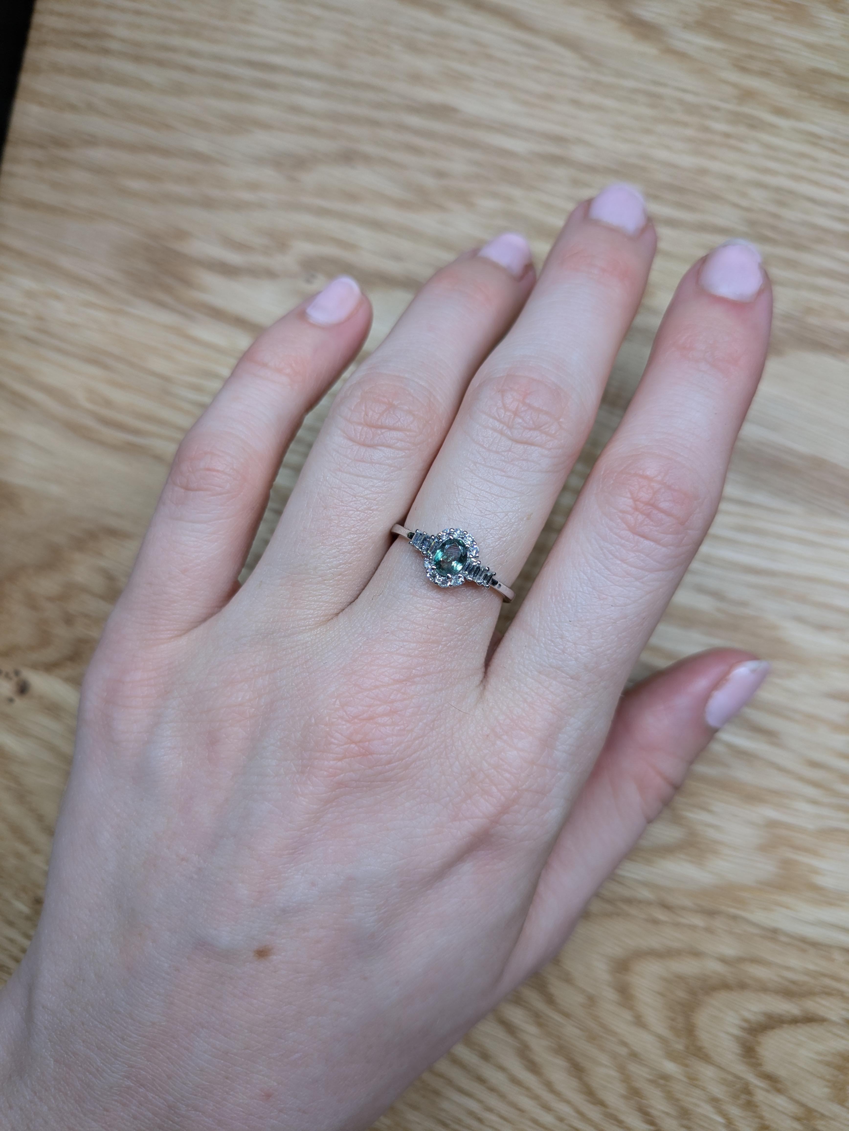 Ein Edelstein wie kein anderer - dieser farbwechselnde Alexandrit besticht durch seine wechselnden Farbtöne, die durch Diamanten aus Erdminen in einer massiven 14-karätigen Weißgoldfassung wunderbar ergänzt werden. Ein zeitloses Stück, das sich mit