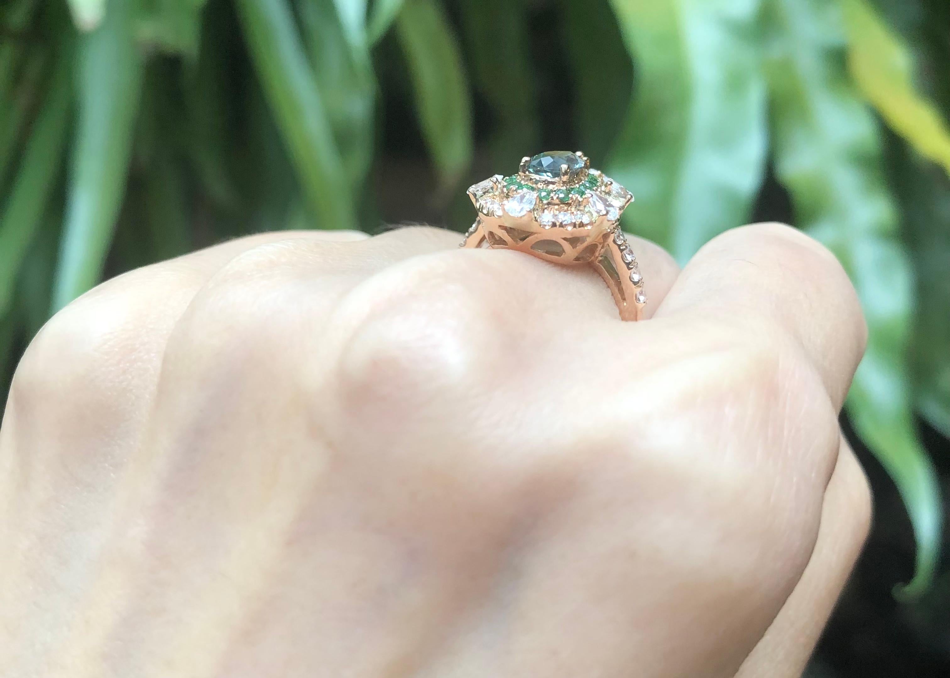 Alexandrit, Tsavorit und Diamant-Ring in 18 Karat Roségold gefasst im Zustand „Neu“ im Angebot in Bangkok, TH