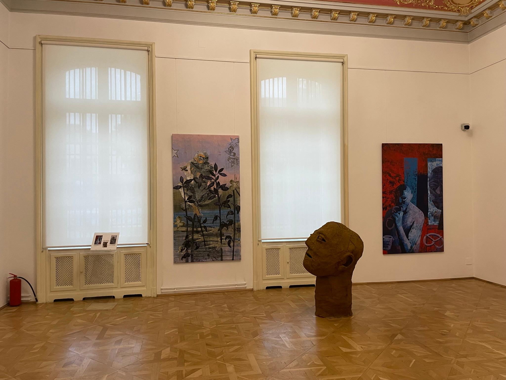 Una lunghissima serata, 2023 
acrilico su tela 
82 43/64 H. x 43 5/16 L. pollici
210 H. x 110 L. cm

Il dipinto di Alexandru Rădvan parla dei nostri momenti di 