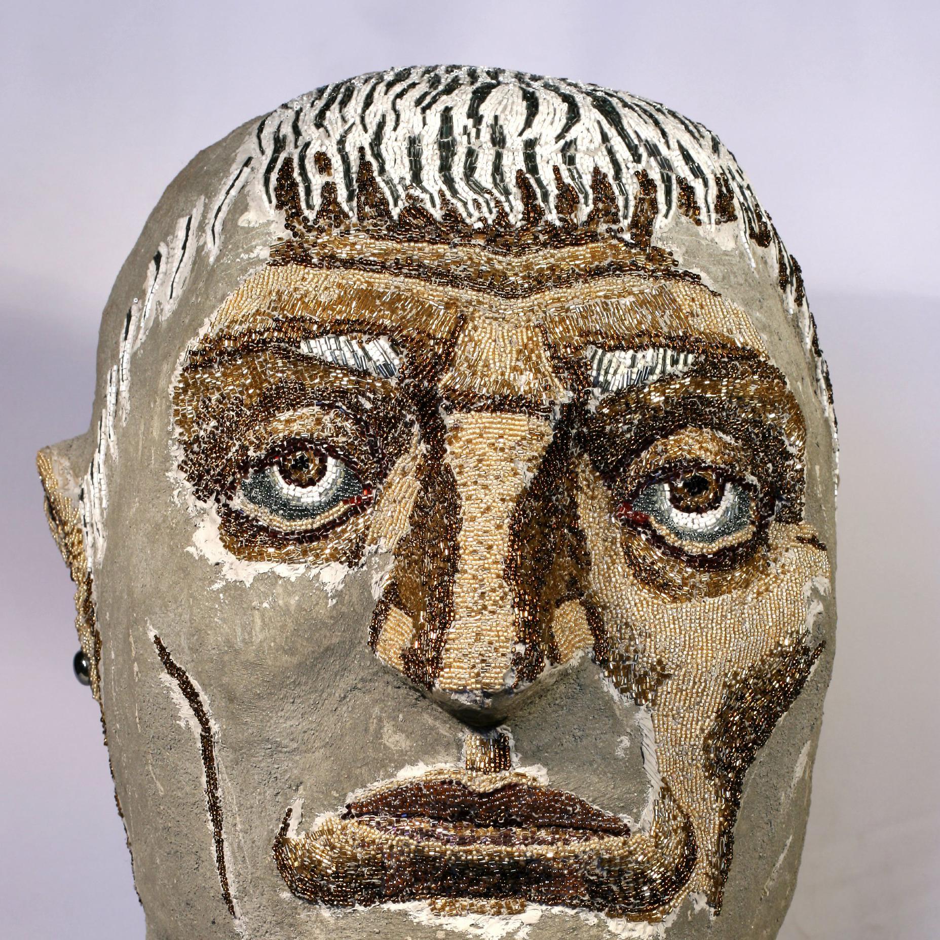 Évocateur - 21e siècle, figuratif, sculpture, homme, portrait - Gris Figurative Sculpture par Alexandru Rădvan
