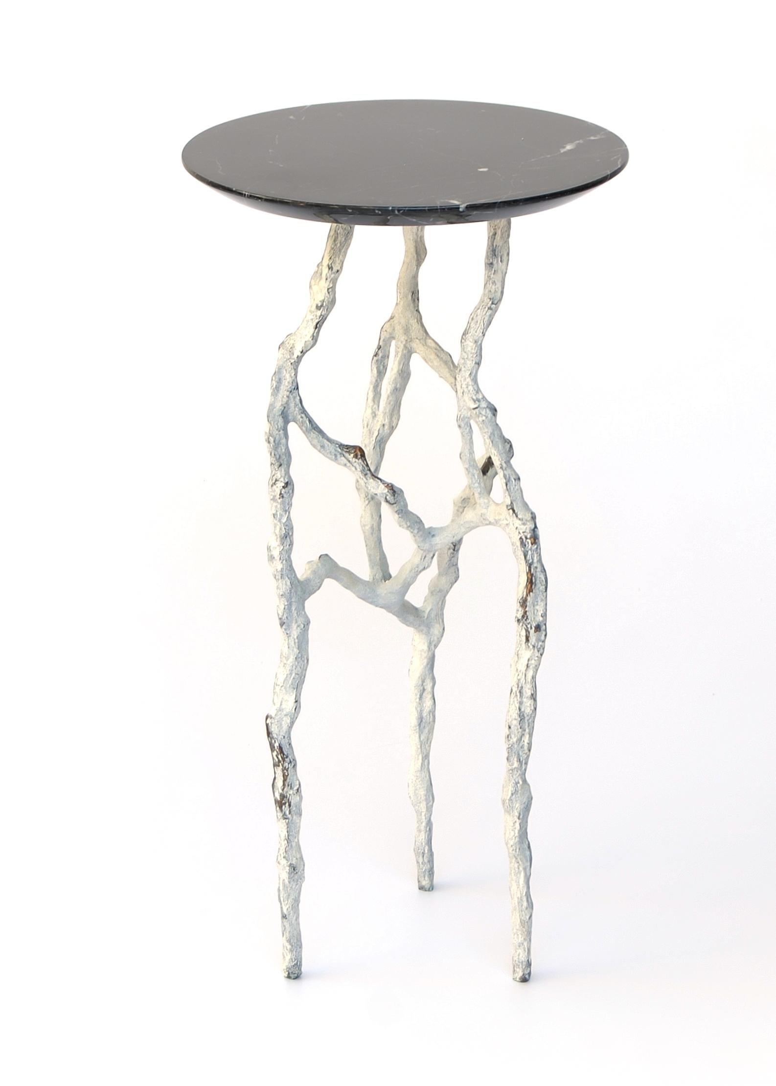 Moderne Table à boissons Alexia 3 avec plateau en marbre Nero Marquina de Fakasaka Design en vente