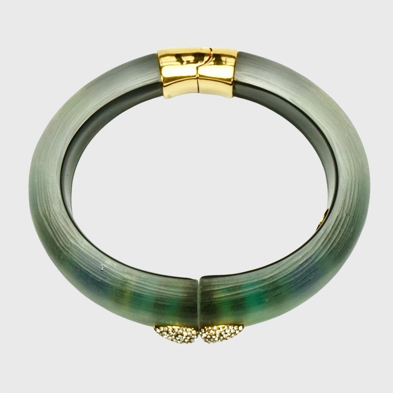 Alexis Bitttar Brazalete de pavo real chapado en oro y lucita con brillantes en venta 2