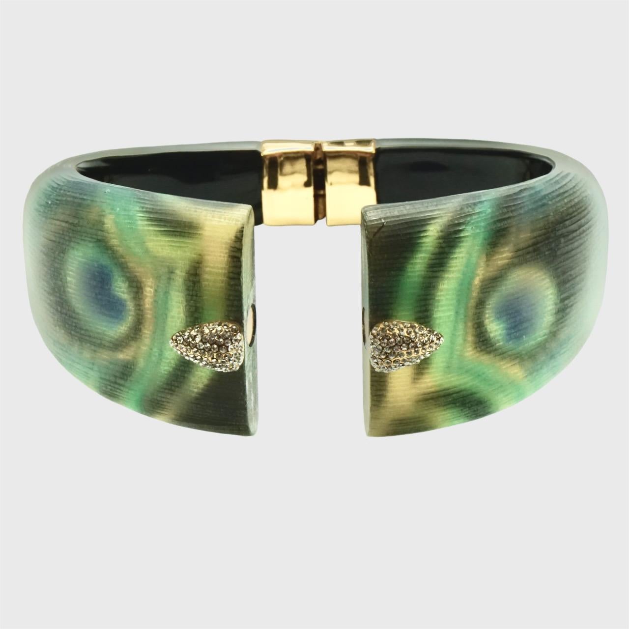 Alexis Bitttar Brazalete de pavo real chapado en oro y lucita con brillantes en venta 3