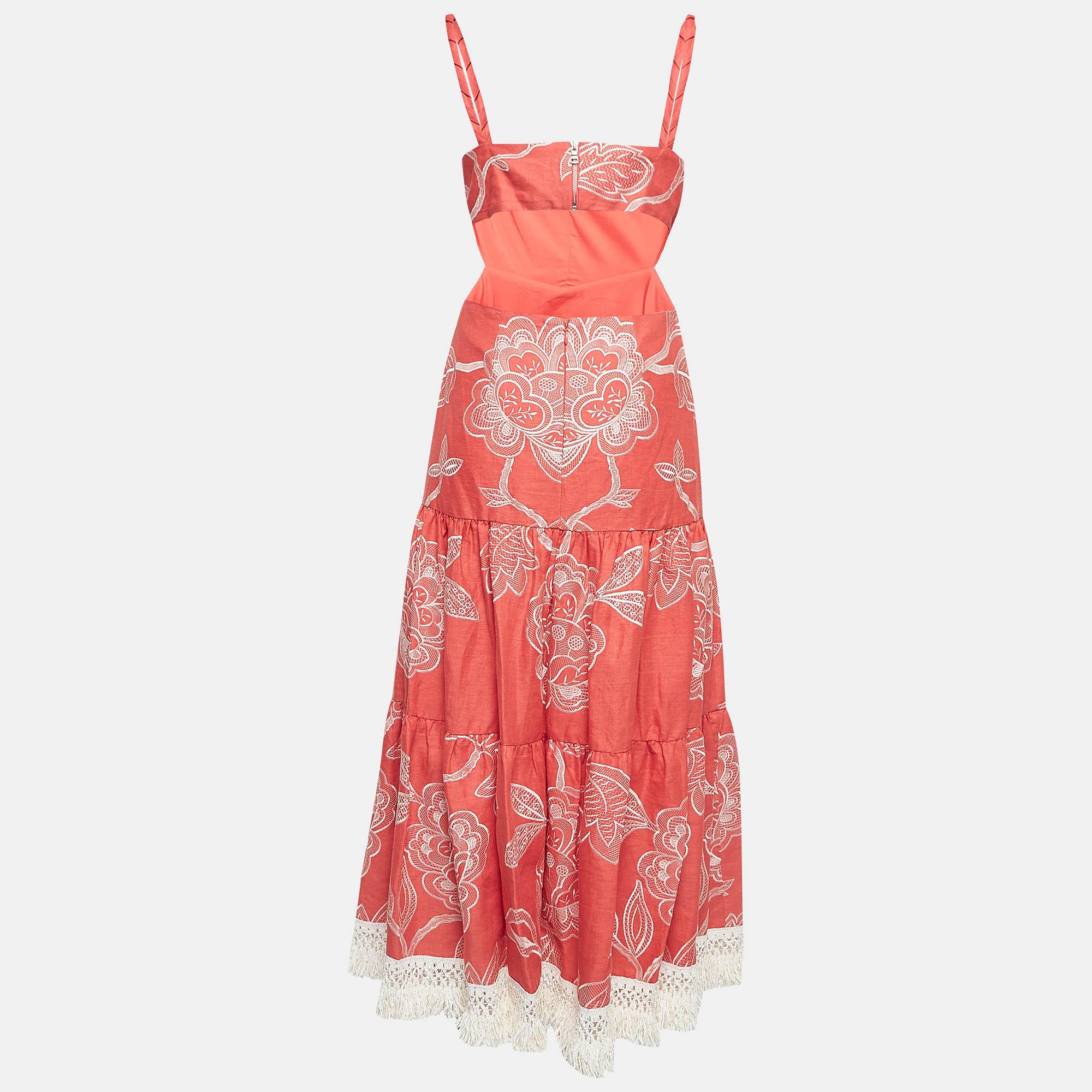 This stylish midi dress exudes elegance and sophistication. Its flattering length falls between the knee and ankle, offering a versatile option for various occasions. With its chic design, it combines modern trends with timeless charm, making it a