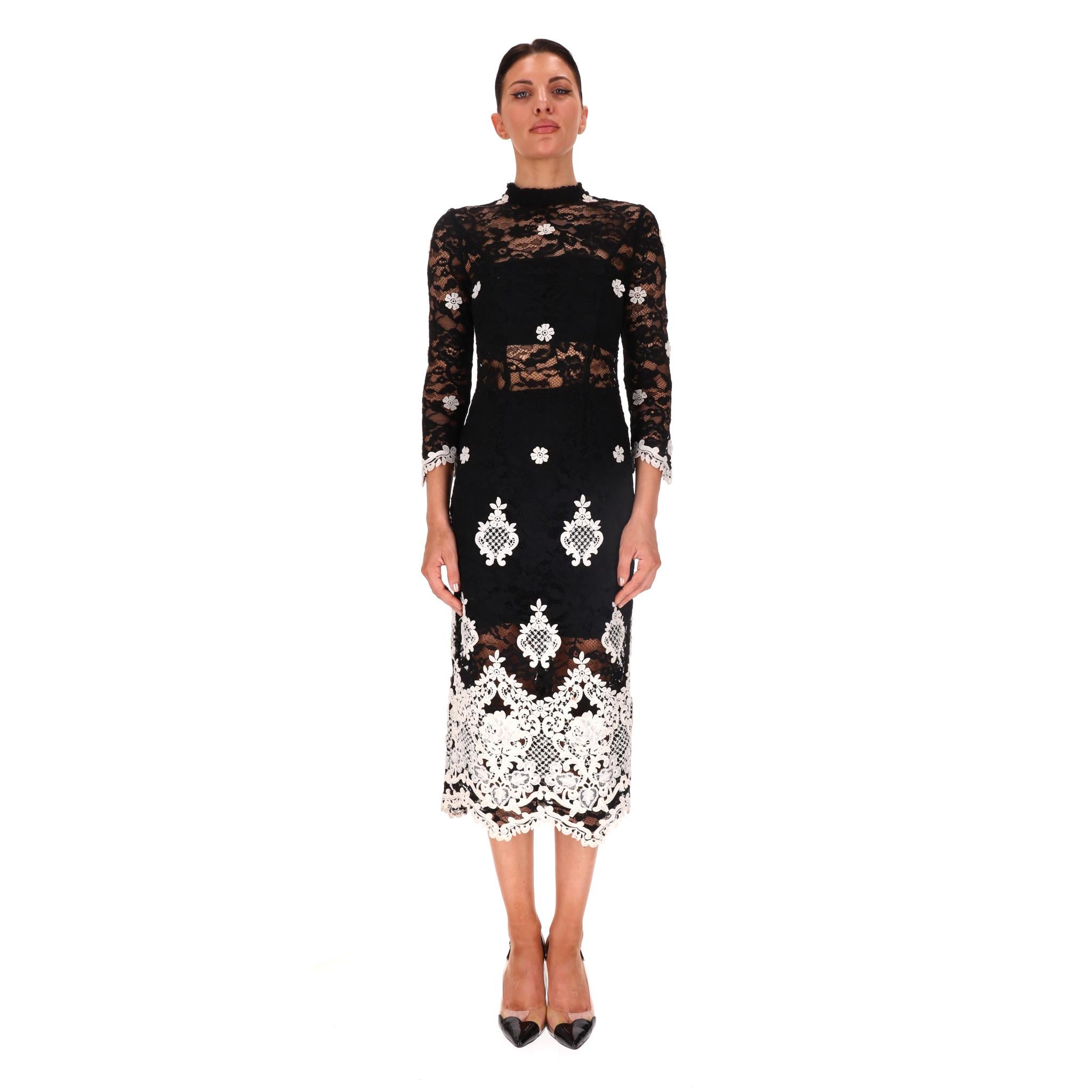 Alexis - Robe midi en dentelle florale

Robe noire 'Helina' avec empiècements transparents en dentelle florale et jupe crayon brodée de dentelle noire et blanche.

Silhouette ajustée, manches trois-quarts et encolure fantaisie.

Fermeture à