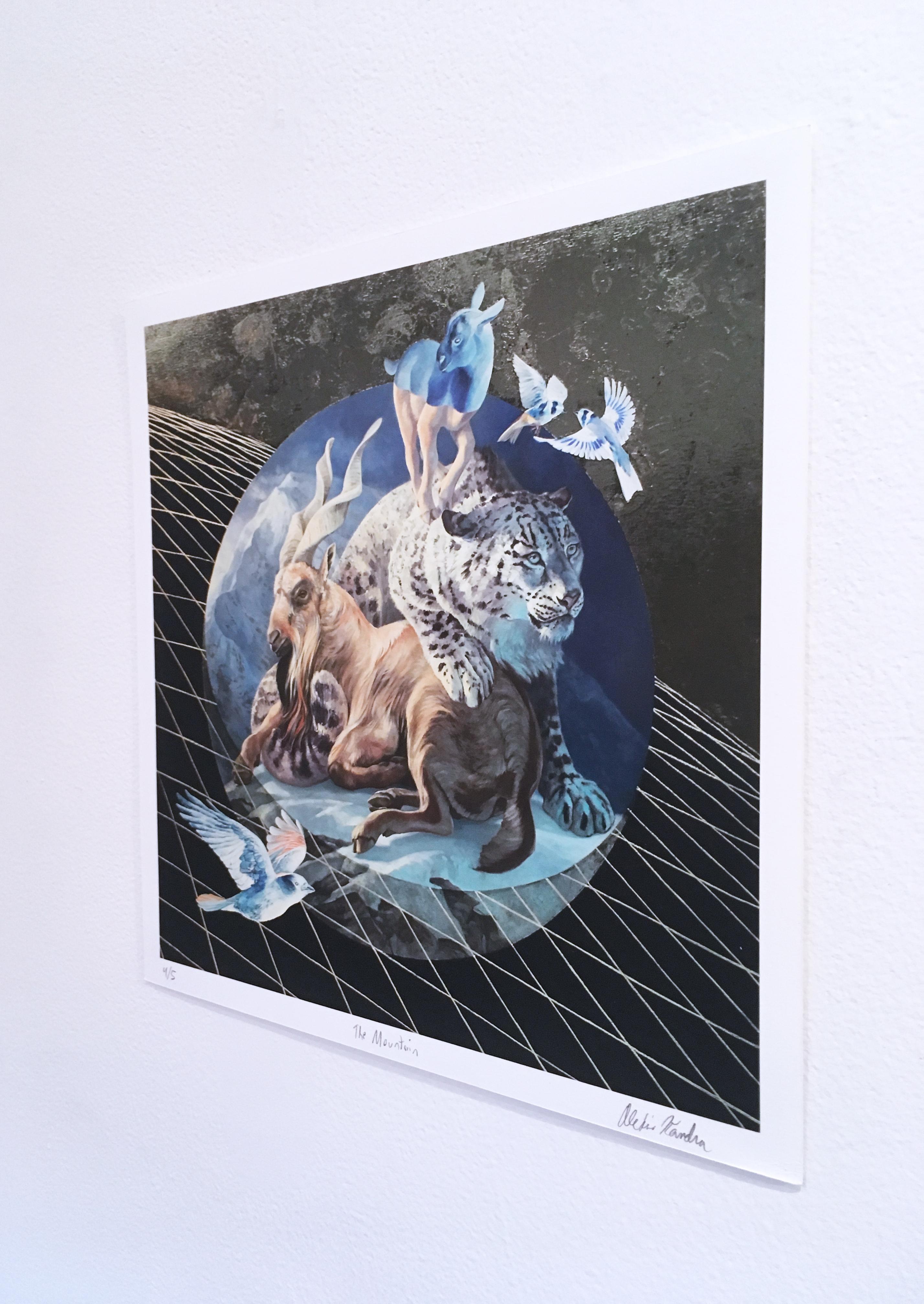 La Montaña, 2018, paisaje, vida salvaje, dorado, azul, tostado, naranja, negro, impresión - Print Contemporáneo de Alexis Kandra