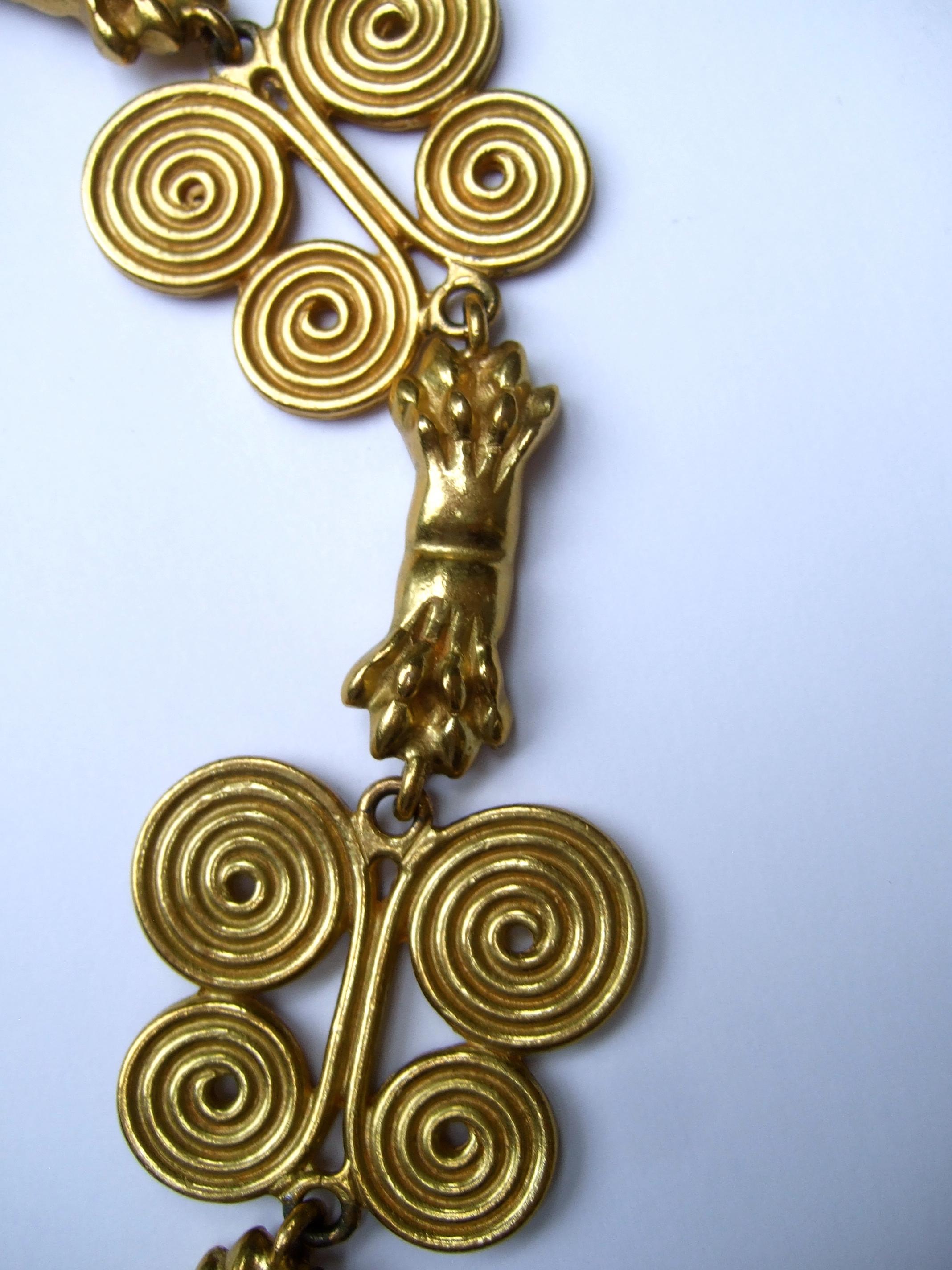 A.I.C C. Extraordinaire collier à pendentif en forme de patte de lion massif, c. années 1970 en vente 11