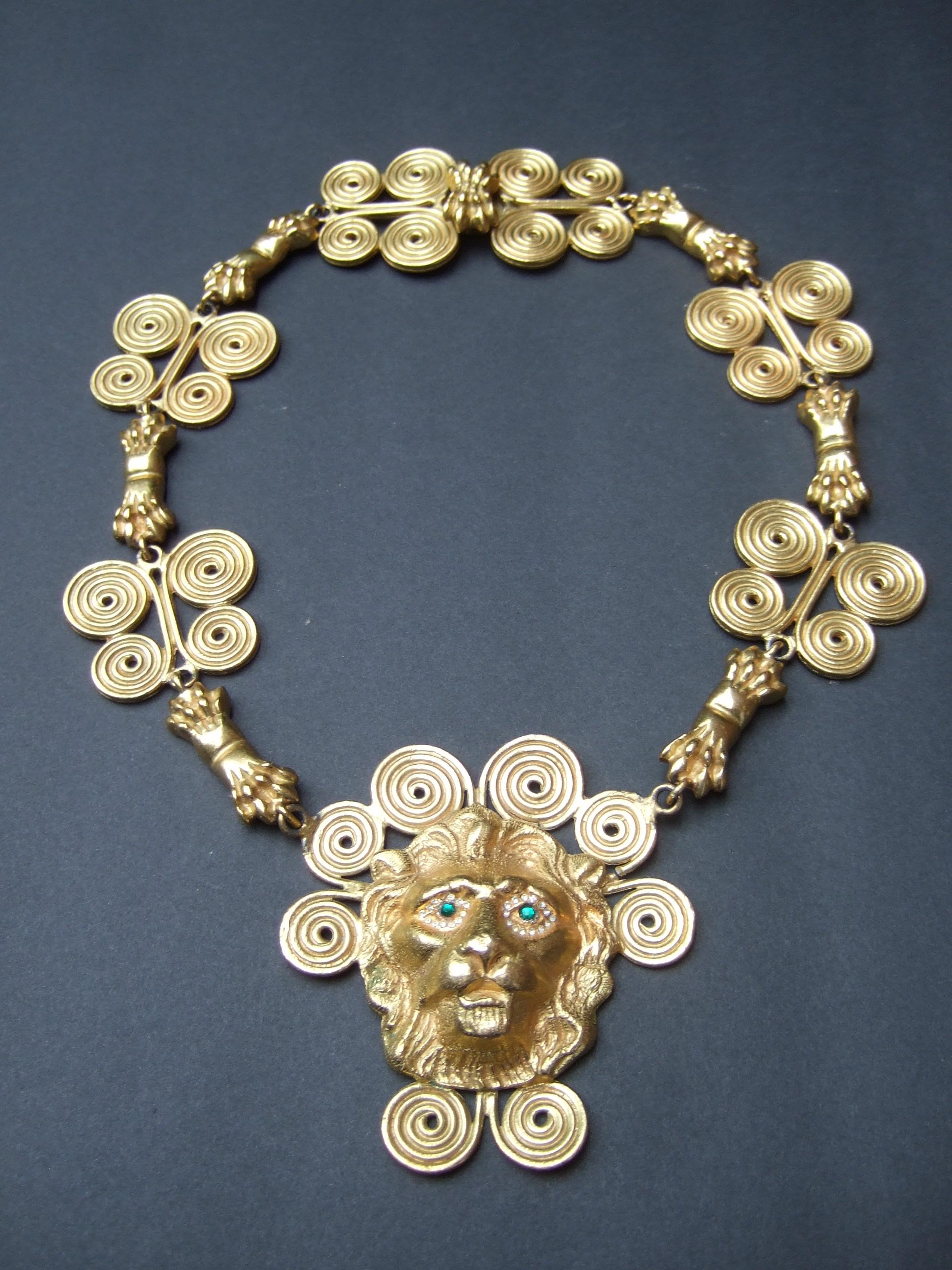 A.I.C C. Extraordinaire collier à pendentif en forme de patte de lion massif, c. années 1970 Bon état - En vente à University City, MO