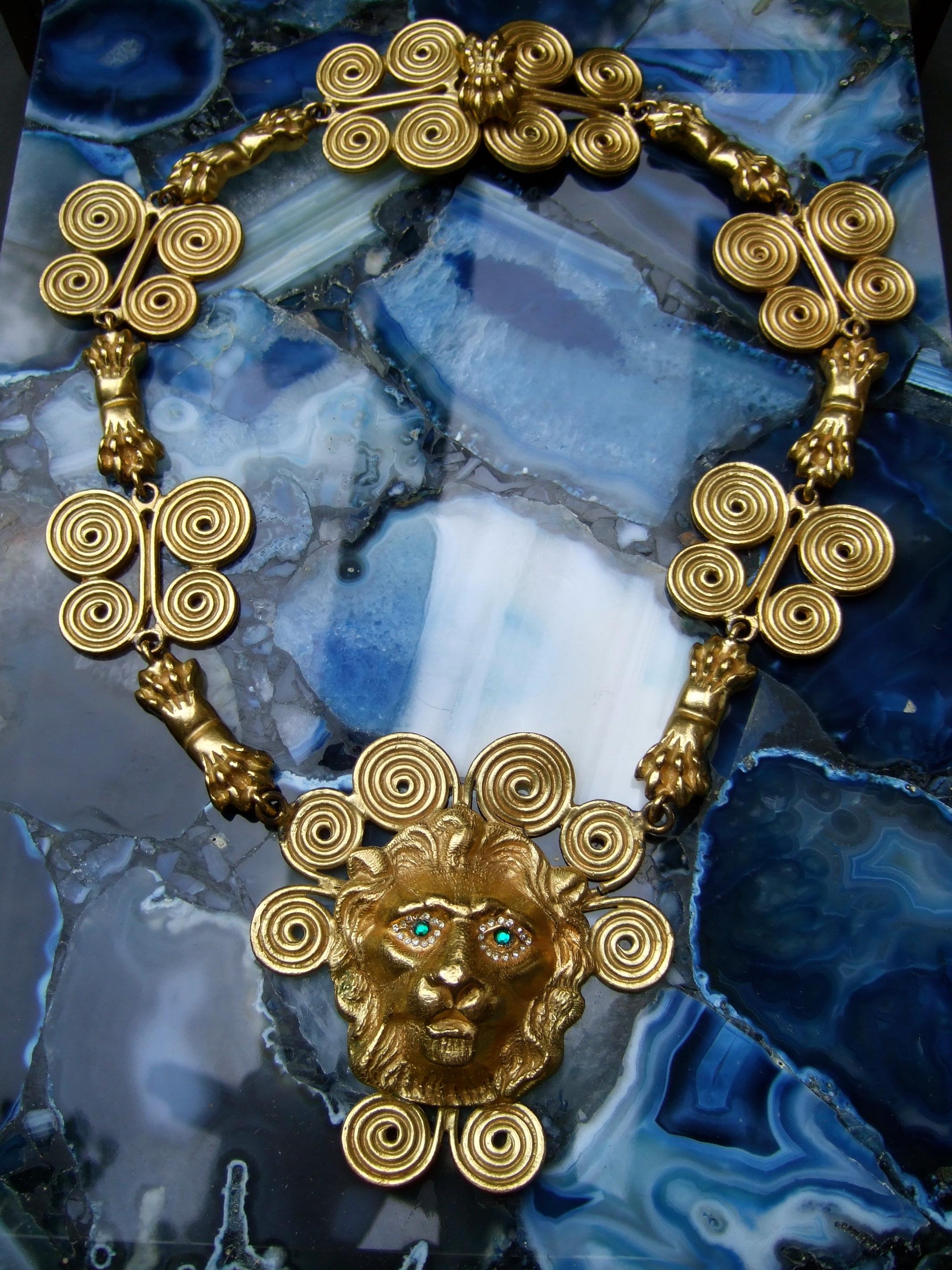 Incroyable collier articulé en forme de lion massif conçu par Alexis Kirk  c 1970
Le collier à maillons articulés à grande échelle est conçu avec un très grand médaillon en forme de visage de lion. 
au centre. Les yeux du lion sont ornés de cristaux