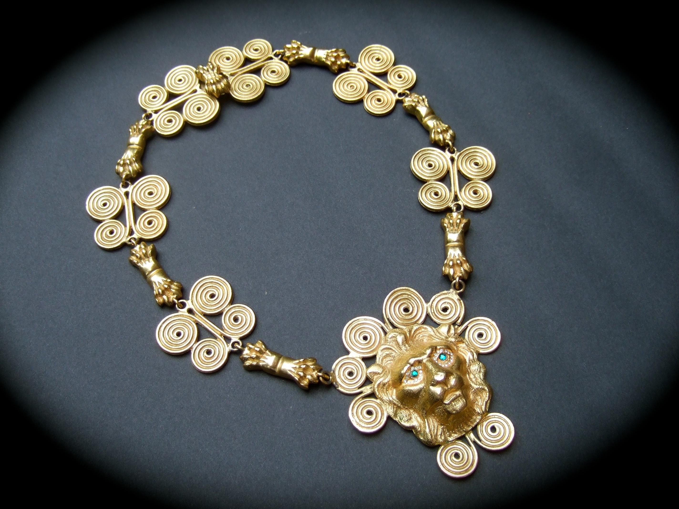 A.I.C C. Extraordinaire collier à pendentif en forme de patte de lion massif, c. années 1970 Pour femmes en vente