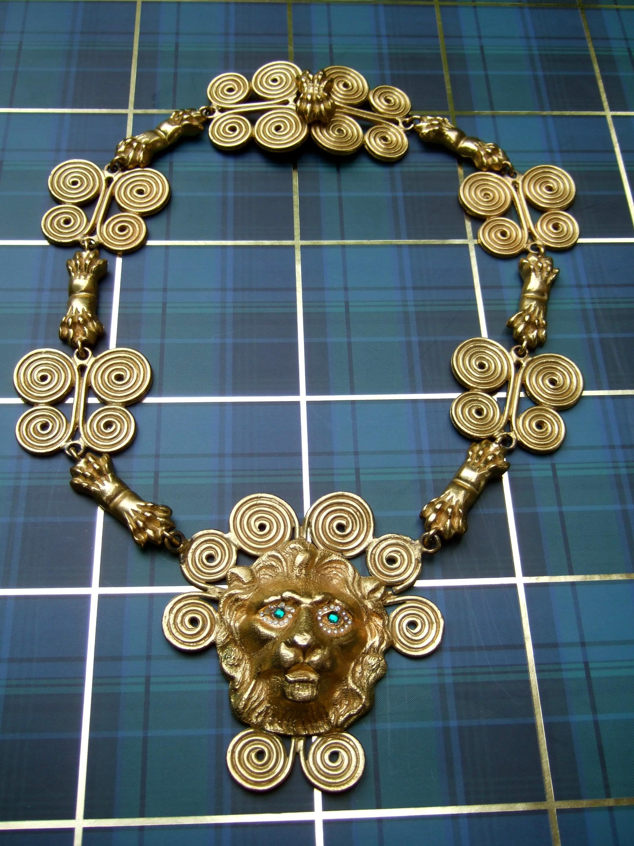 A.I.C C. Extraordinaire collier à pendentif en forme de patte de lion massif, c. années 1970 en vente 3
