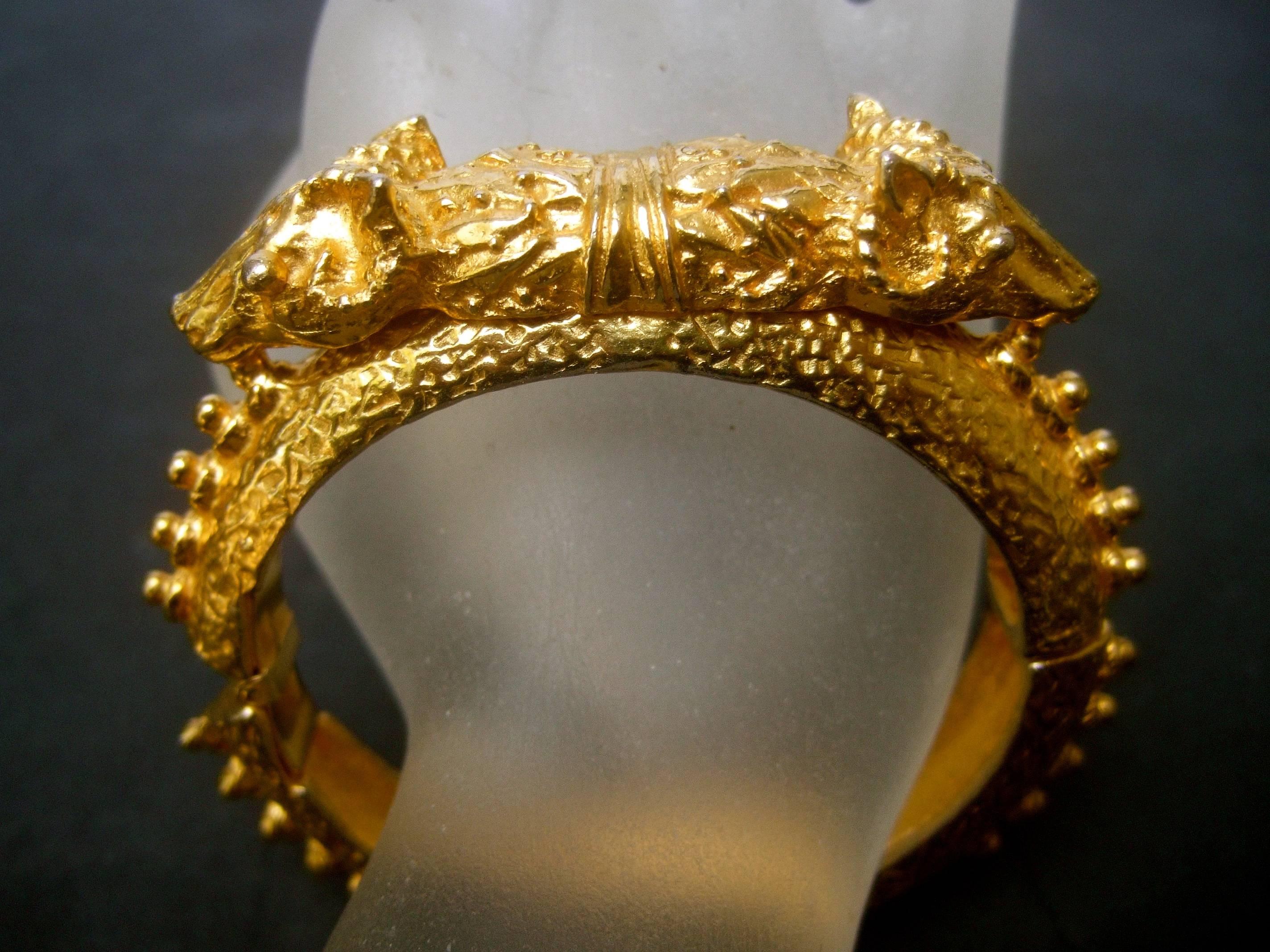 Vergoldetes Metallarmband mit gehämmerten Scharnieren von Alexis Kirk im etruskischen Stil, ca. 1980er Jahre Damen im Angebot