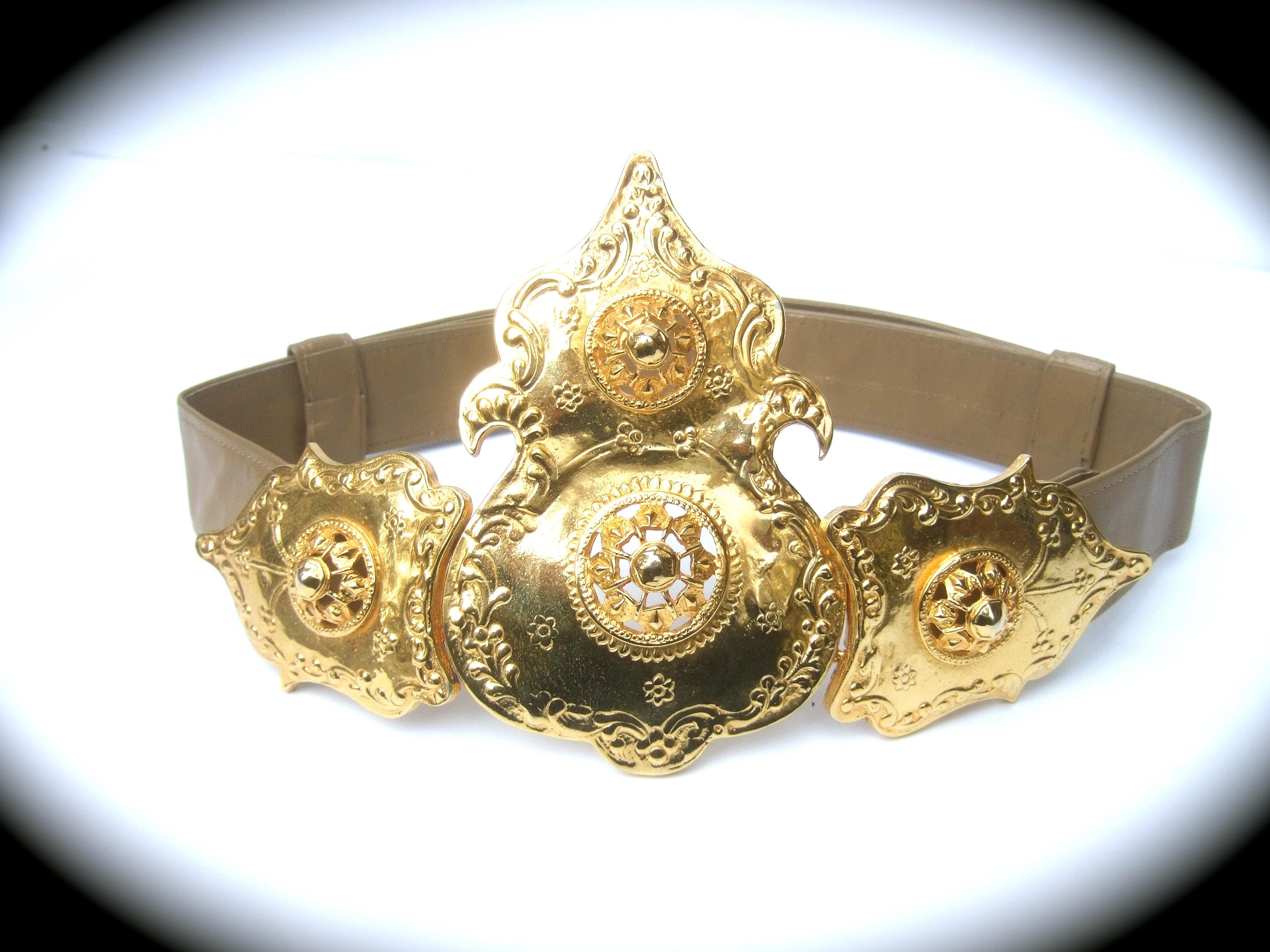 Alexis Kirk Massive Etruscan Gold Buckle Statement Belt c 1980s In Good Condition For Sale In University City, MO