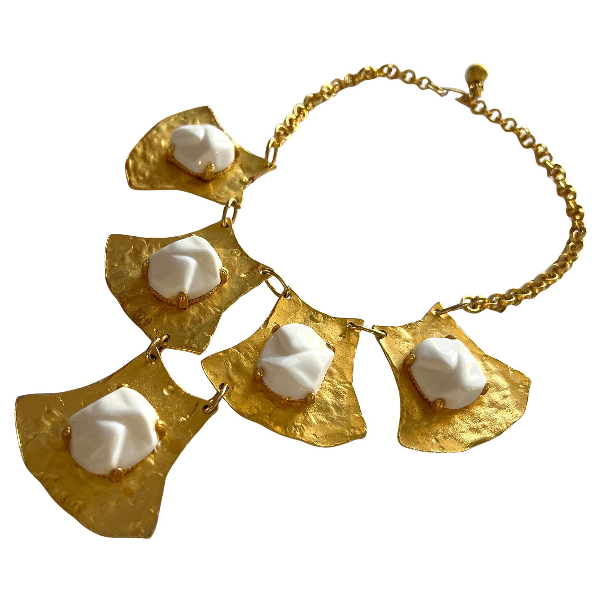 Superbe collier de style égyptien créé par Alexis Kirk, vers les années 1970.  Le Whiting est en métal plaqué avec de fausses 