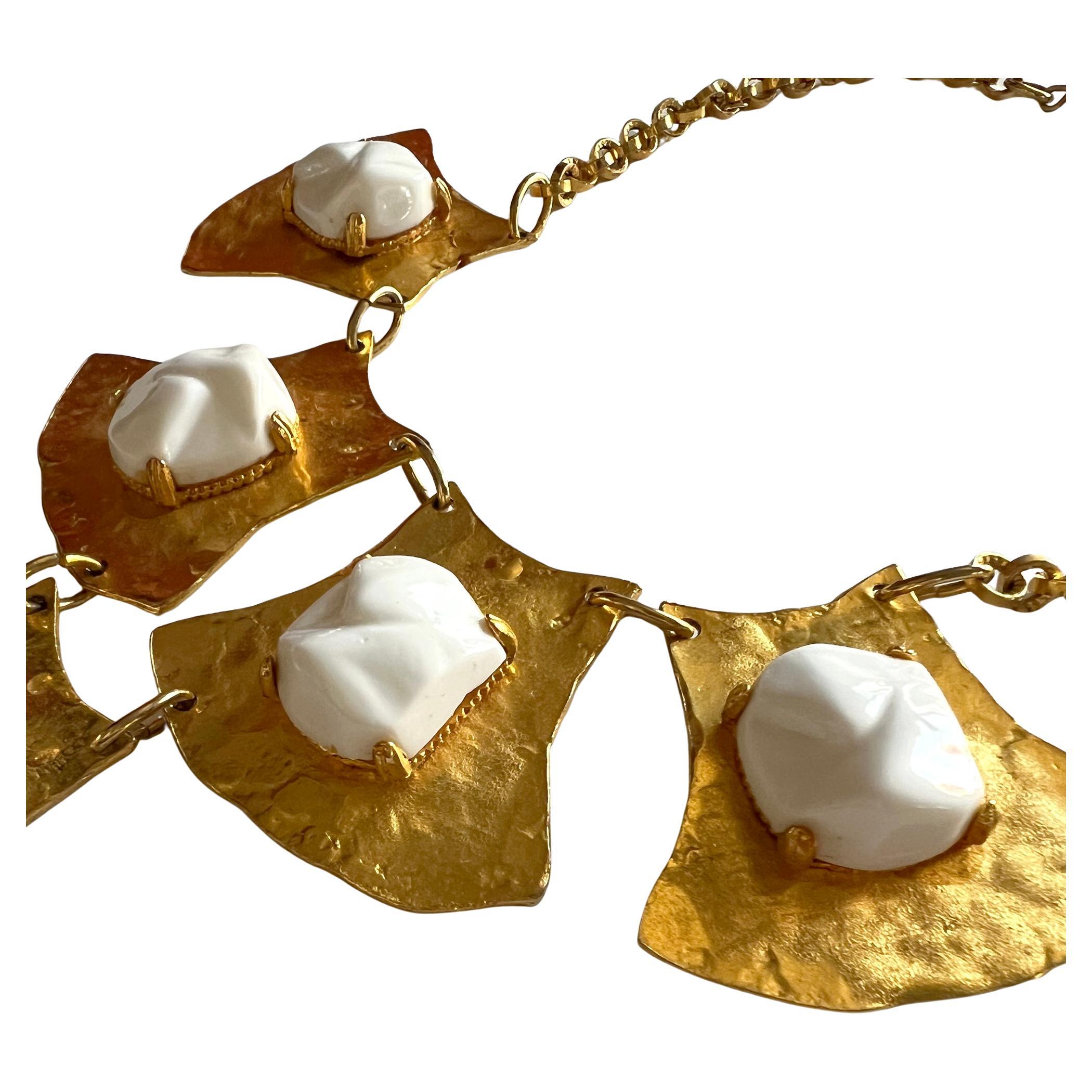 Néo-égyptien Collier à maillons en métal plaqué Alexis Kirk et pierres en résine de style Revive égyptien en vente