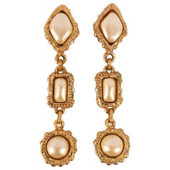 Orecchini di Alexis Lahellec con cabochon di madreperla