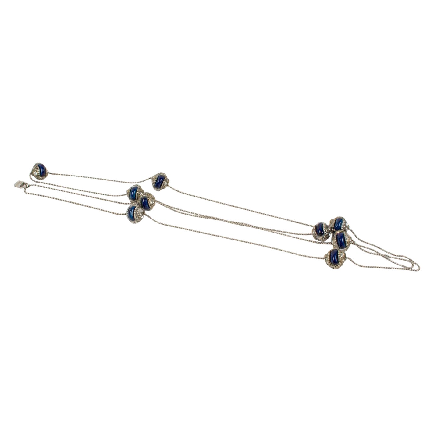 Alexis Lahellec Collar largo de metal plateado con decoración de cerámica azul en venta
