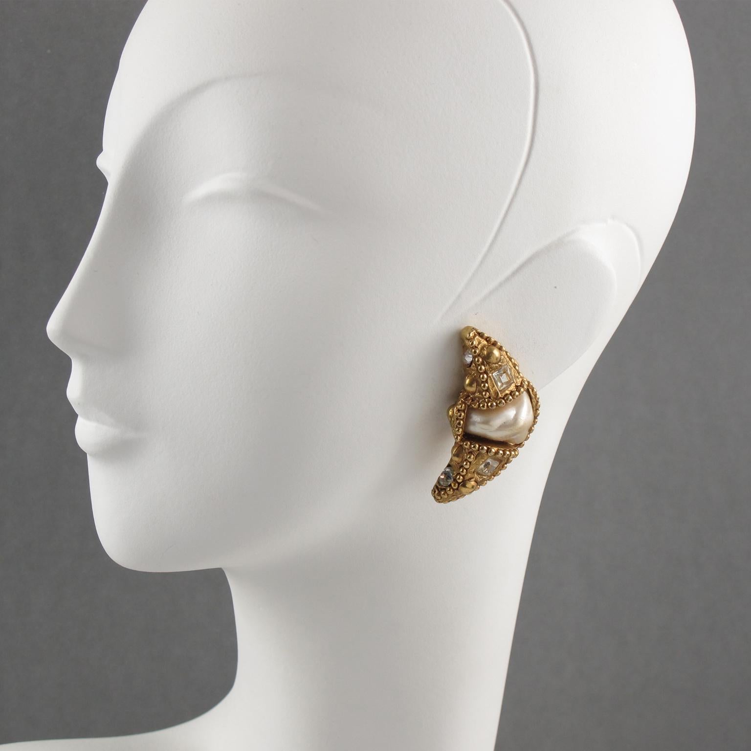 Schöne französische Designer Alexis Lahellec Paris signiert Clip-on Ohrringe. Die übergroße Sichel aus Harz mit vergoldetem Metallüberzug ist mit einer großen Perlenimitation versehen und wird von klaren Strasssteinen ergänzt. Signiert auf der