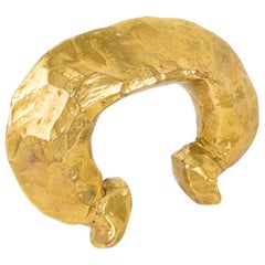 Manschettenarmband aus massivem vergoldetem Metall und Kunstharz von Alexis Lahellec Paris
