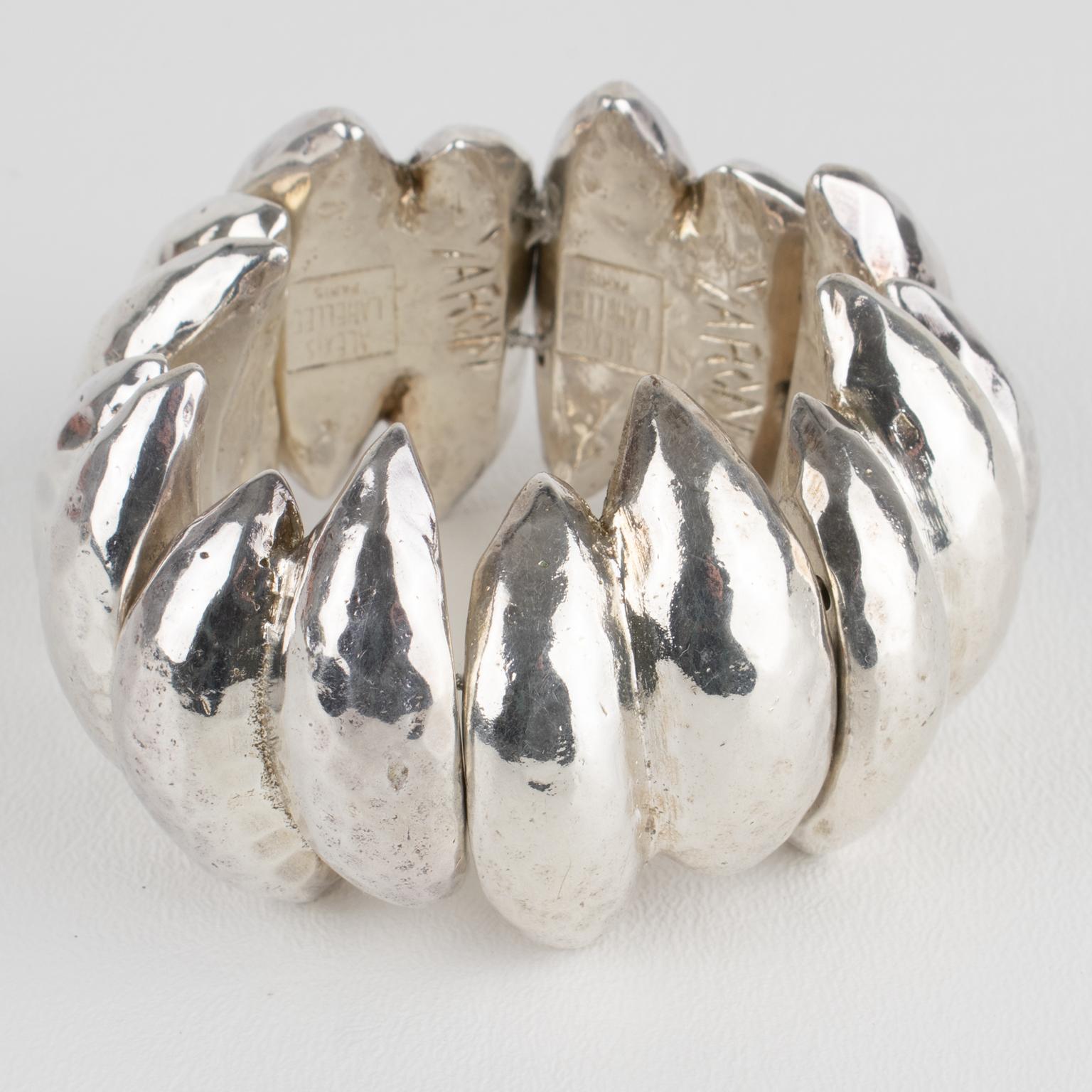 Alexis Lahellec Paris a conçu ce superbe bracelet à maillons brutalistes. La pièce extensible présente des éléments sculptés en résine argentée revêtue de métal dans un style moderniste. Chaque élément pointu est fortement bombé et légèrement